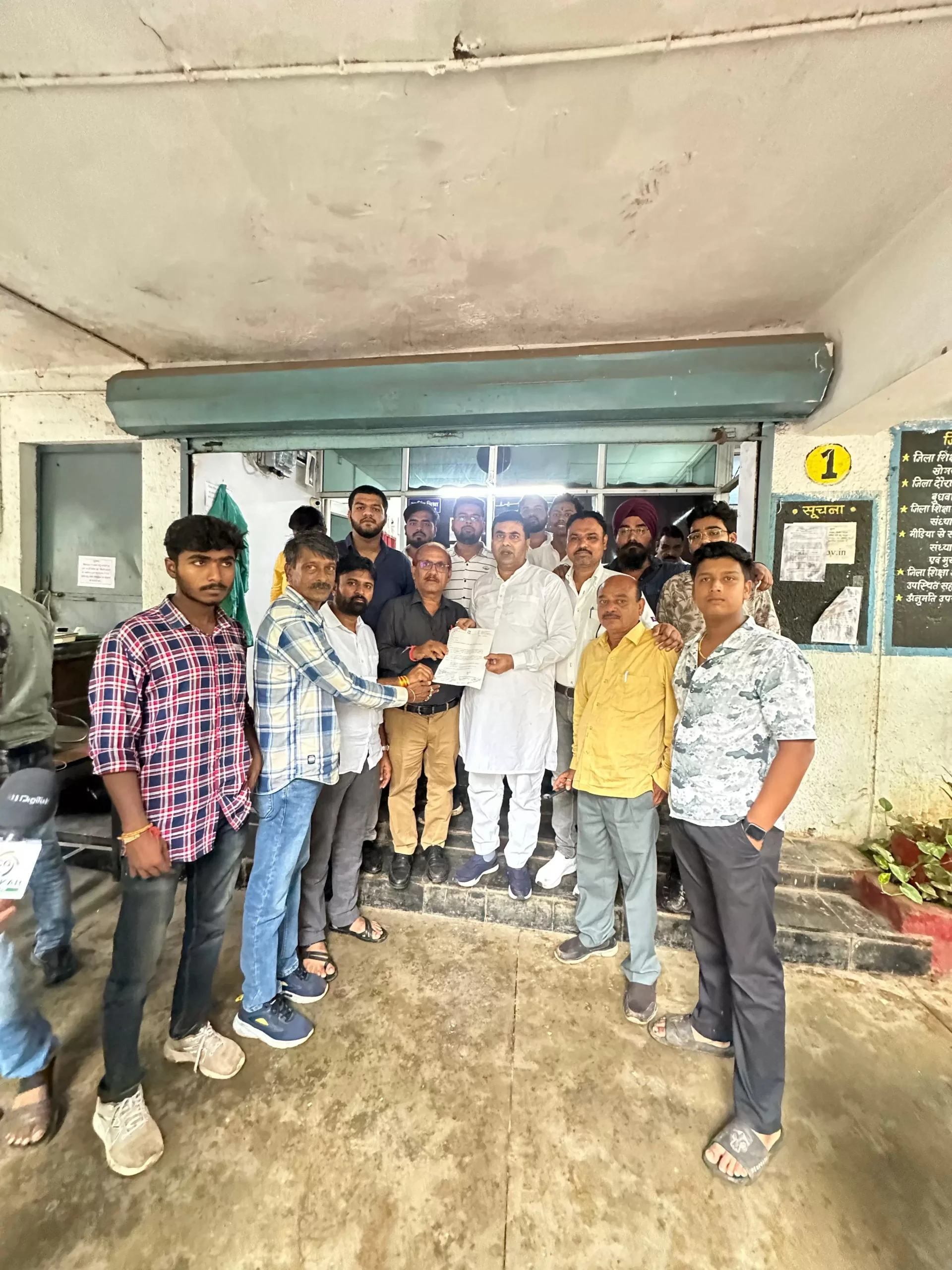 15 दिन बाद भी नहीं बंटी किताबें, डीईओ ऑफिस पहुंचकर पूर्व महापौर बाकलीवाल ने जताई नाराजगी