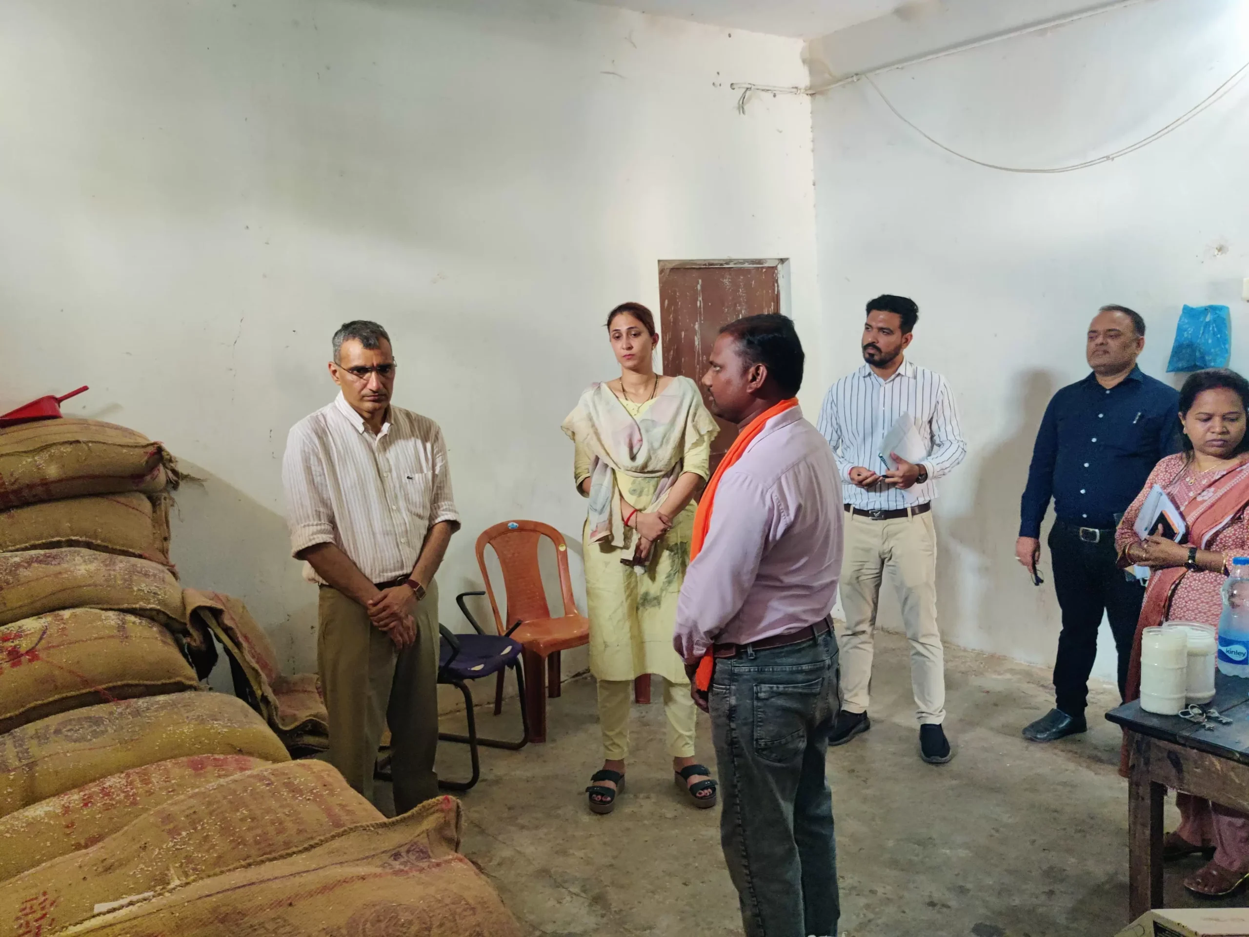 कलेक्टर रणबीर शर्मा ने नवागढ़ ब्लॉक के मुरता में उचित मूल्य दुकान का किया औचक निरीक्षण