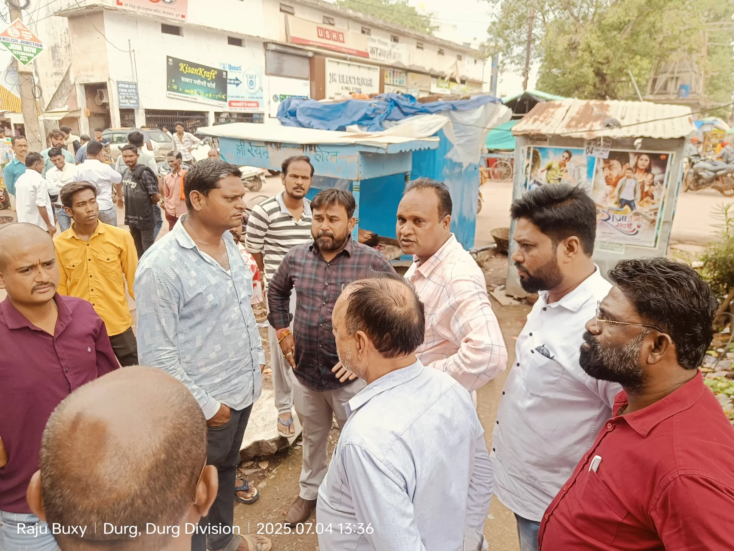 निरीक्षण के दौरान, पार्किंग और अवैध कब्जों को देखकर भड़के प्रभारी महापौर नरेंद्र बंजारे,बोले जल्द व्यवस्था दुरुस्त करें