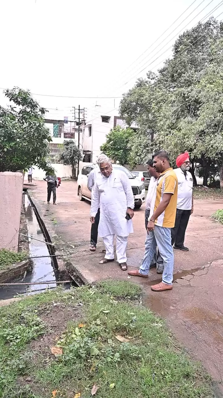 दुर्ग शहर में गली-गली गंदगी, वार्ड-वार्ड बदबू – बोले वोरा: दुर्ग को चाहिए महासफाई का अभियान! 3 घंटे तक किया 3 वार्डों का व्यापक भ्रमण