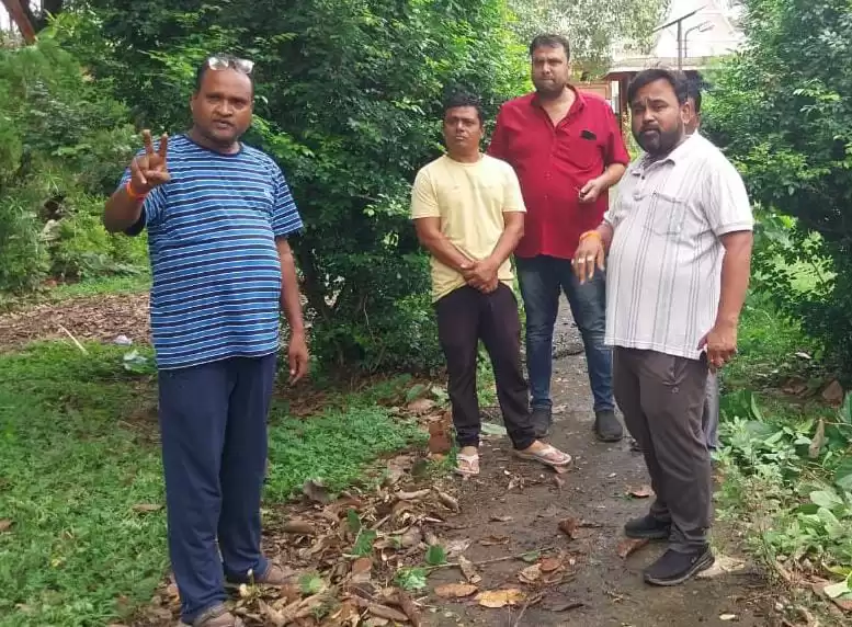 प्रभारी महापौर नरेंद्र बंजारे ने हरना बांधा मुक्तिधाम में साफ-सफाई की स्थिति का जायजा लिया और बेहतर साफ-सफाई निर्देश दिए