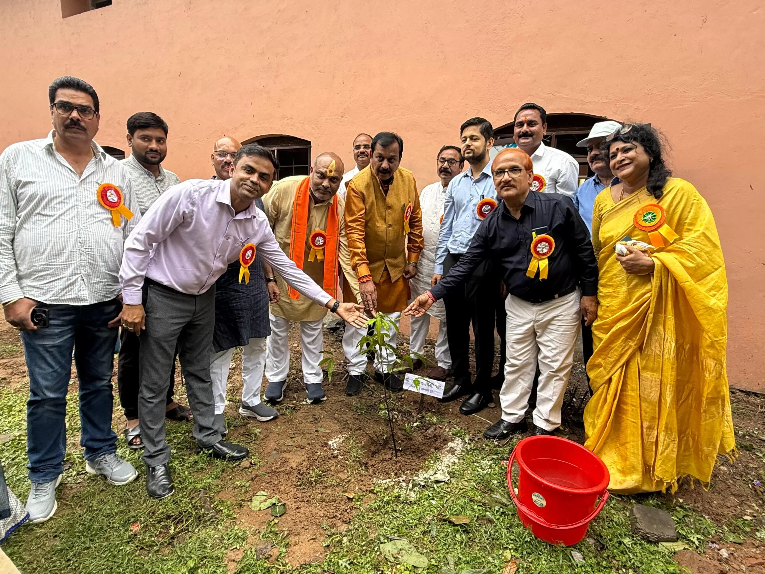 झाड़ूराम देवांगन शासकीय विद्यालय परिसर में एक पेड़ मां के नाम अभियान के तहत वृक्षा रोपण कर पर्यावरण संरक्षण का दिया संदेश