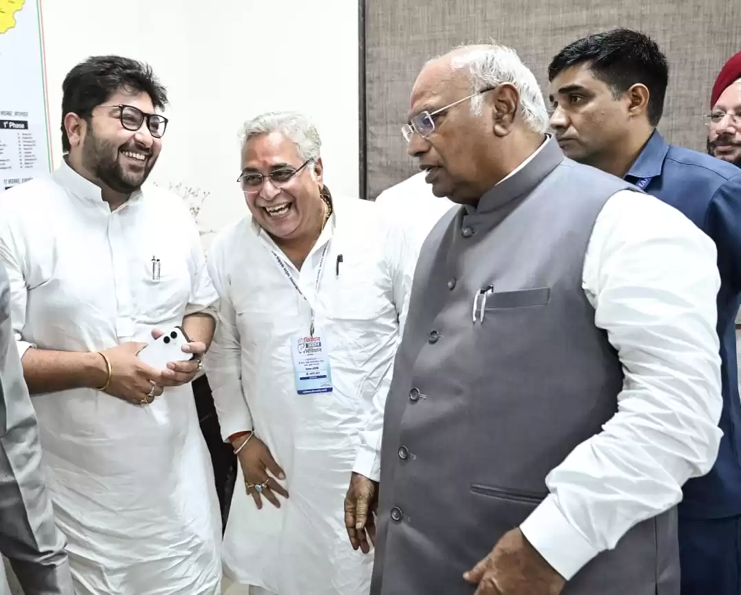 रायपुर में सम्पन्न हुई कांग्रेस की जवान-किसान-संविधान महासभा: दुर्ग से अरुण वोरा की राष्ट्रीय अध्यक्ष मल्लिकार्जुन खड़गे से हुई भावनात्मक भेंट