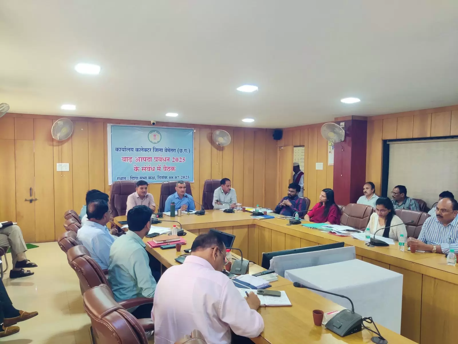 आपदा प्रबंधन की बैठक संपन्न, सतर्कता और तैयारी के निर्देश, बाढ़ संभावित क्षेत्रों में राहत एवं बचाव की पूरी तैयारी रखें: कलेक्टर