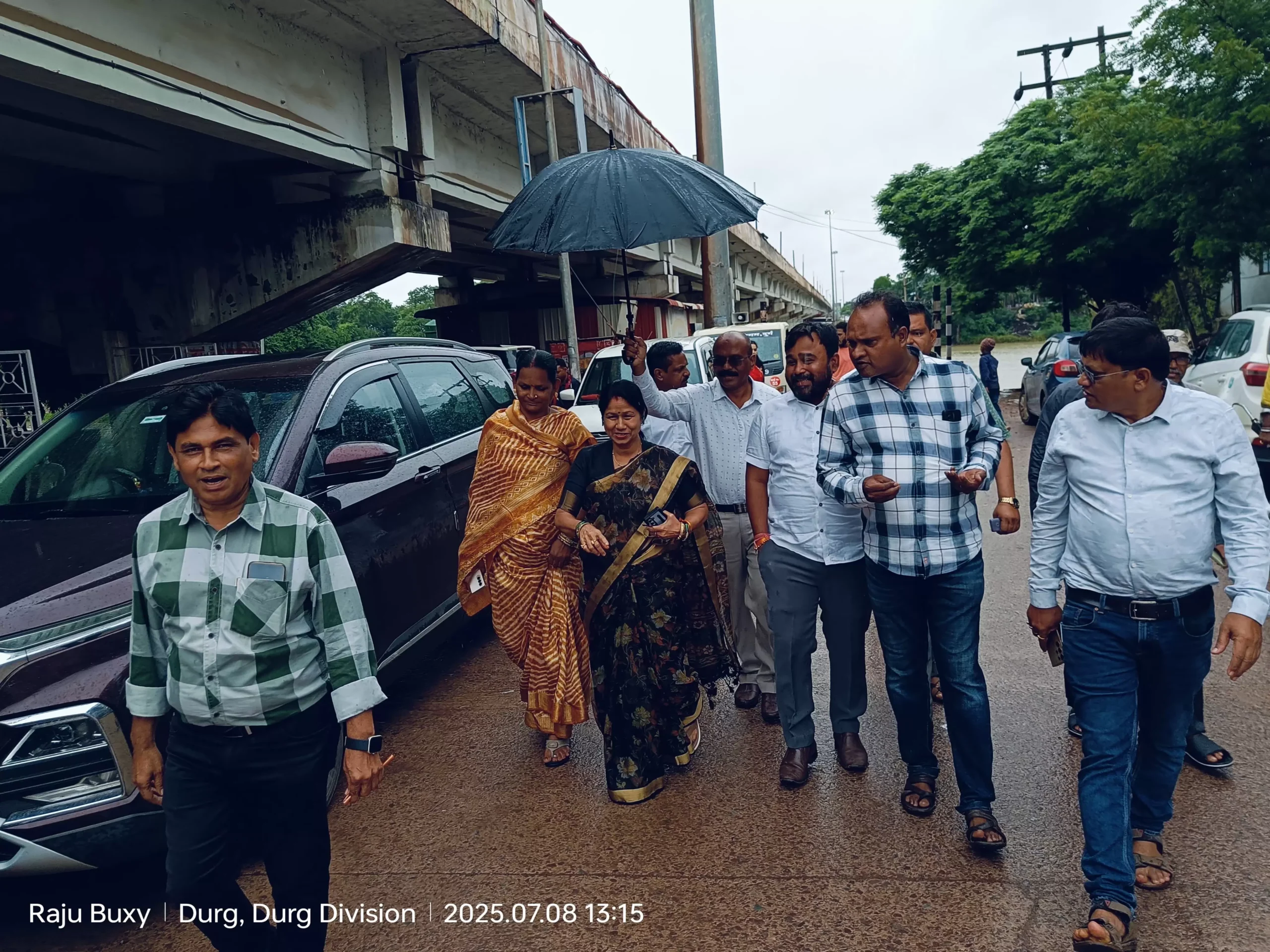 महापौर ने किया निरीक्षण:शिवनाथ नदी का जल स्तर बढ़ने से तटवर्ती इलाको में रहने वालों को निगम द्वारा समुदायिक एवं सांस्कृतिक भवनों में किया जाएगा शिफ्ट