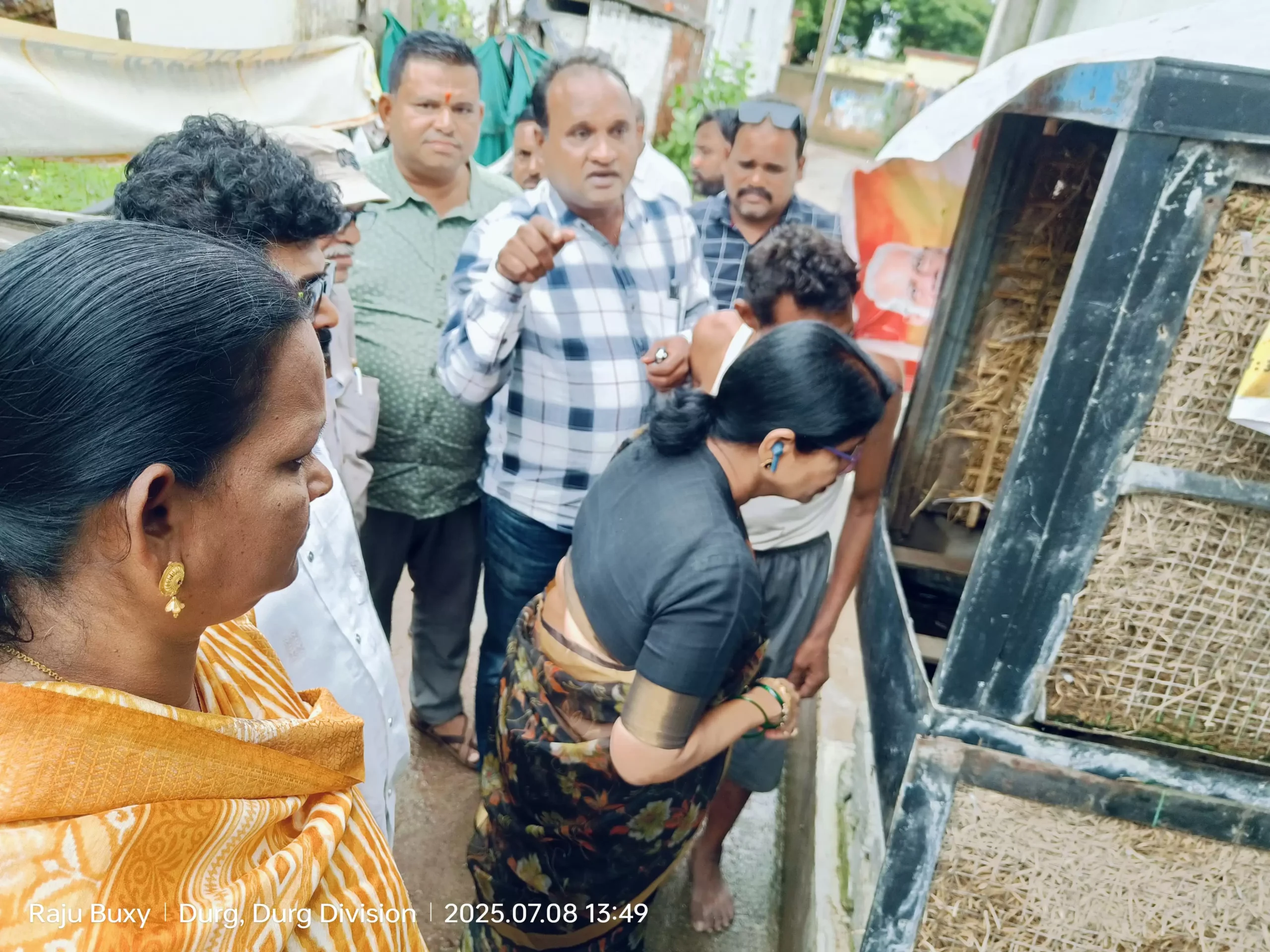 मेयर ने जन-प्रतिनिधियों के संग वार्ड 55 पुलगांव बस्ती के घरों और दुकानों में पहुँचे, कूलरों व टायरों में डेंगू के लार्वा की जांच