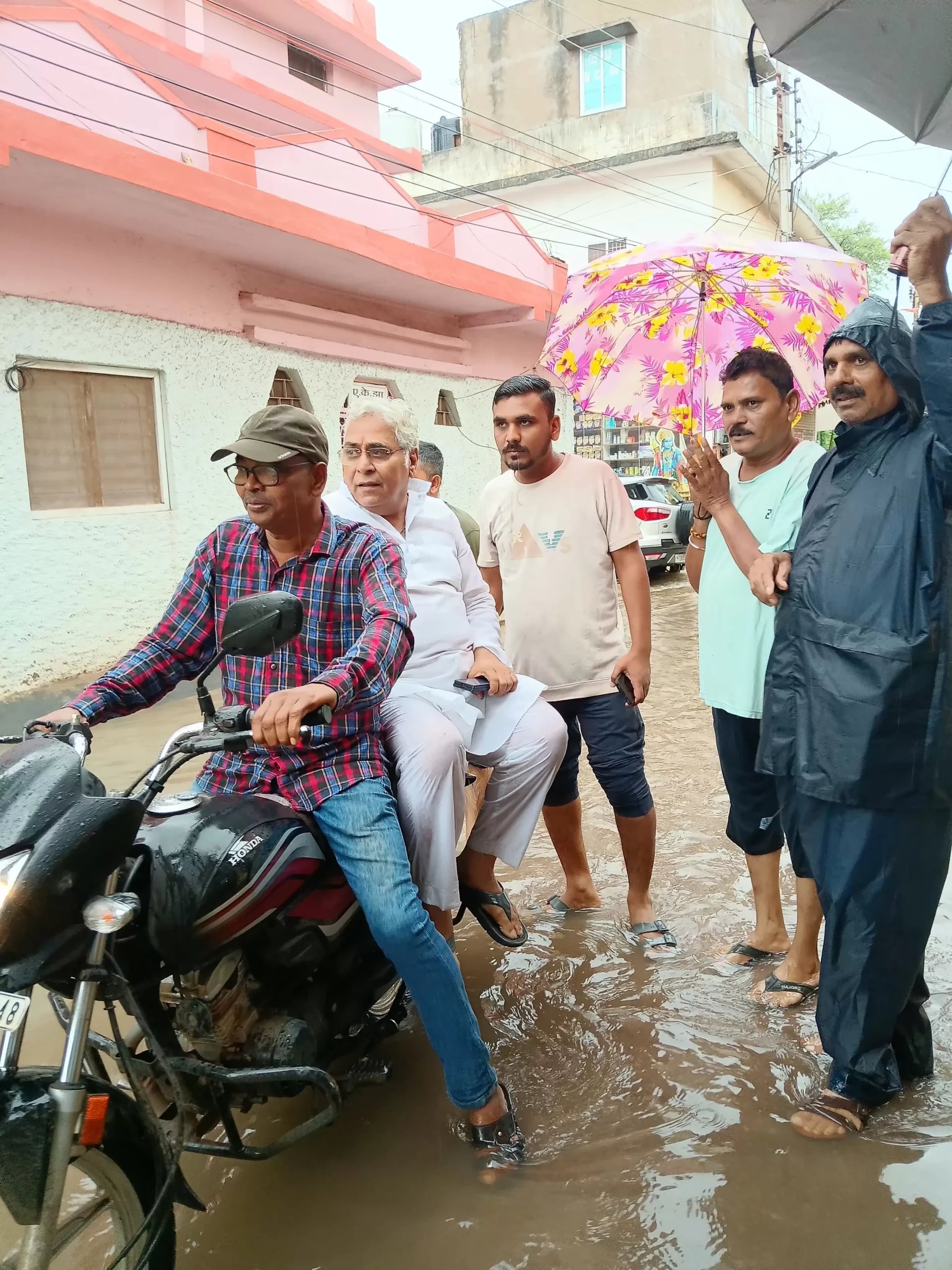 सरकार के जिम्मेदार मैनपाट में ले रहे प्रशिक्षण, लगातार बारिश से डूबने लगा दुर्ग, शिवनाथ नदी उफान पर, अरुण वोरा सुबह 6 बजे से जमीनी दौरे पर, वोरा ने कहा- प्रशासन को हाई अलर्ट पर रहने की आवश्यकता है