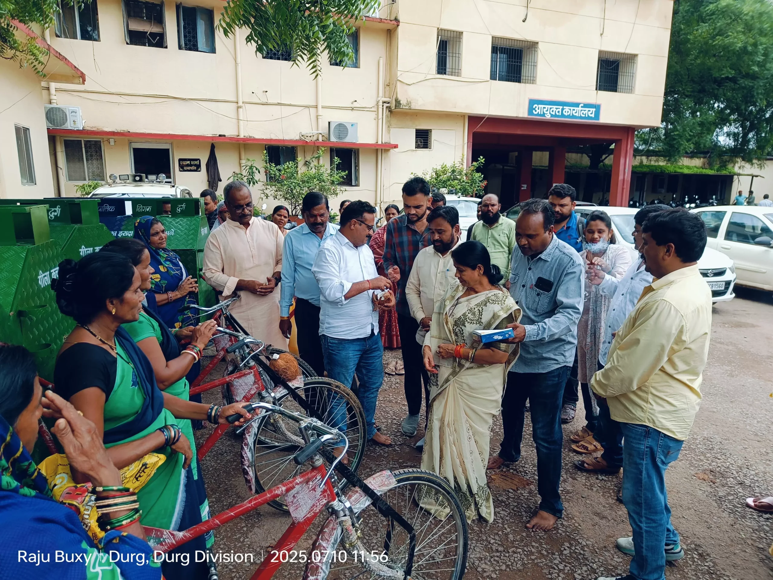 मेयर ने घर-घर कचरा संग्रह के लिए 120 नए कचरा रिक्शा का पूजा अर्चना कर किया शुभारंभ, घर-घर जाकर कचरा करेगा इकट्ठा