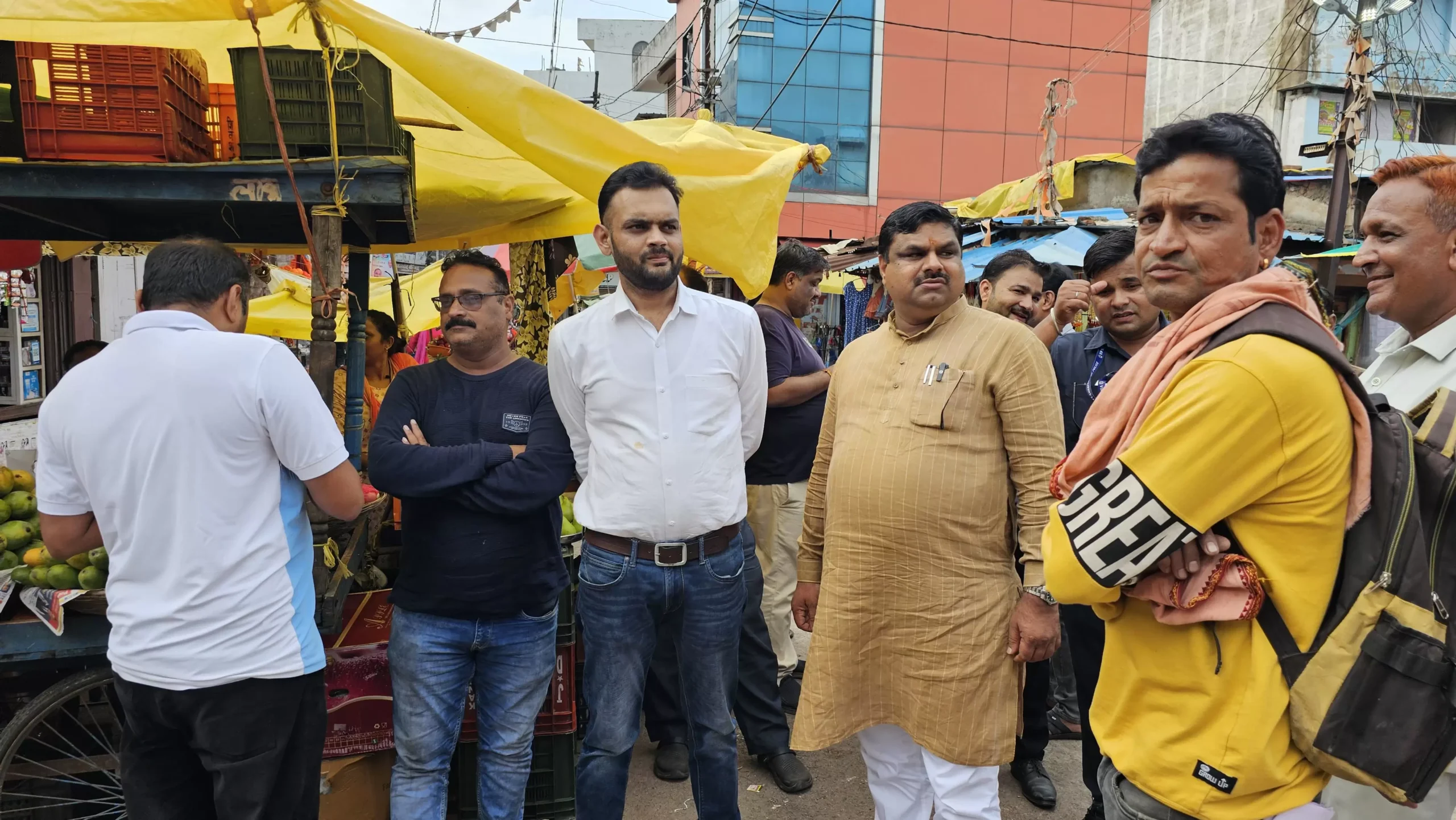 इंदिरा मार्केट पहुंचे विधायक गजेन्द्र यादव, समस्याओं का समाधान करने पहल की