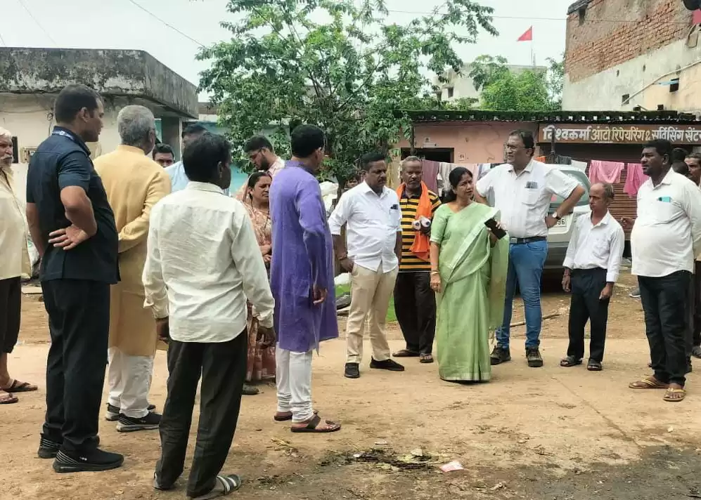 सफाई कार्य का निरीक्षण करने फील्ड पर पहुंची महापौर,कहा बोरसी क्षेत्र से नालियों के ऊपर से अतिक्रमणों को हटाए तत्काल