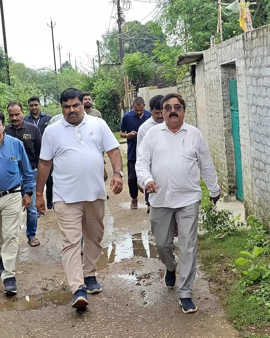 पानी निकासी और एप्रोच सड़क बनाने विधायक गजेन्द्र यादव मैदान में उतरे, पीडब्लूडी की टीम के साथ 4 वार्ड का निरीक्षण