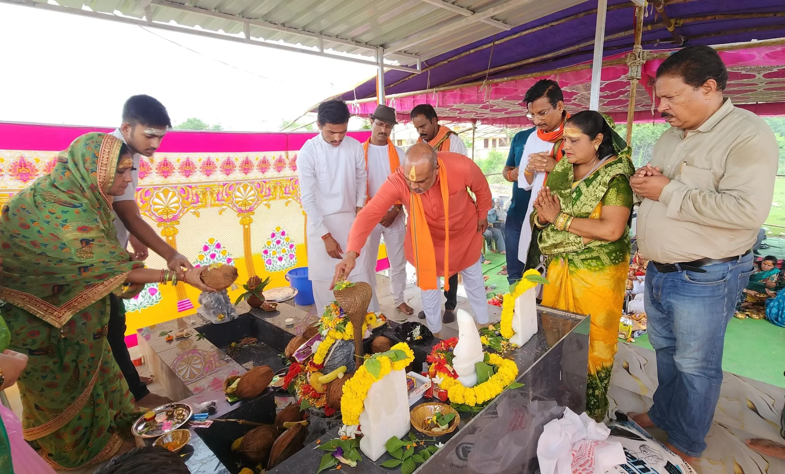 दुर्ग ग्रामीण विधायक ललित चंद्राकर ने रुद्राभिषेक कर प्रदेश वासियों को श्रावण मास की हार्दिक शुभकामनाएं दी