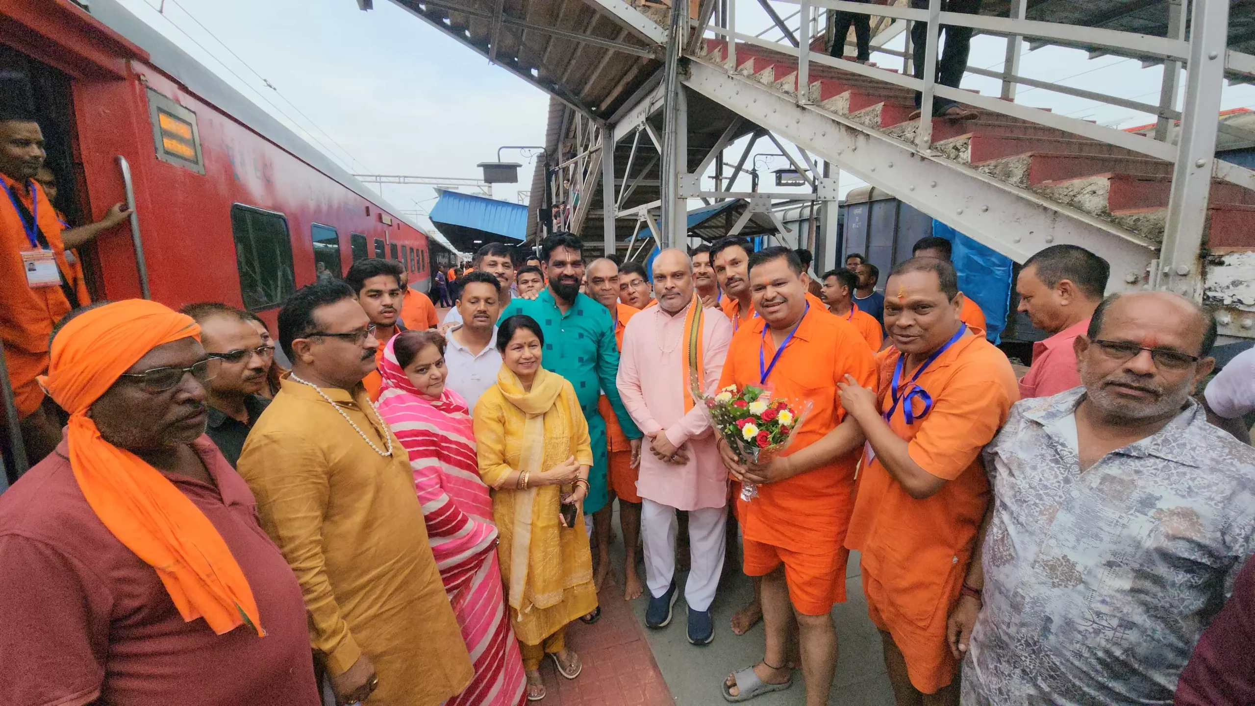 बैजनाथ धाम दर्शन को जाने वालों स्टेशन छोड़ने पहुंचे विधायक ललित चंद्राकर