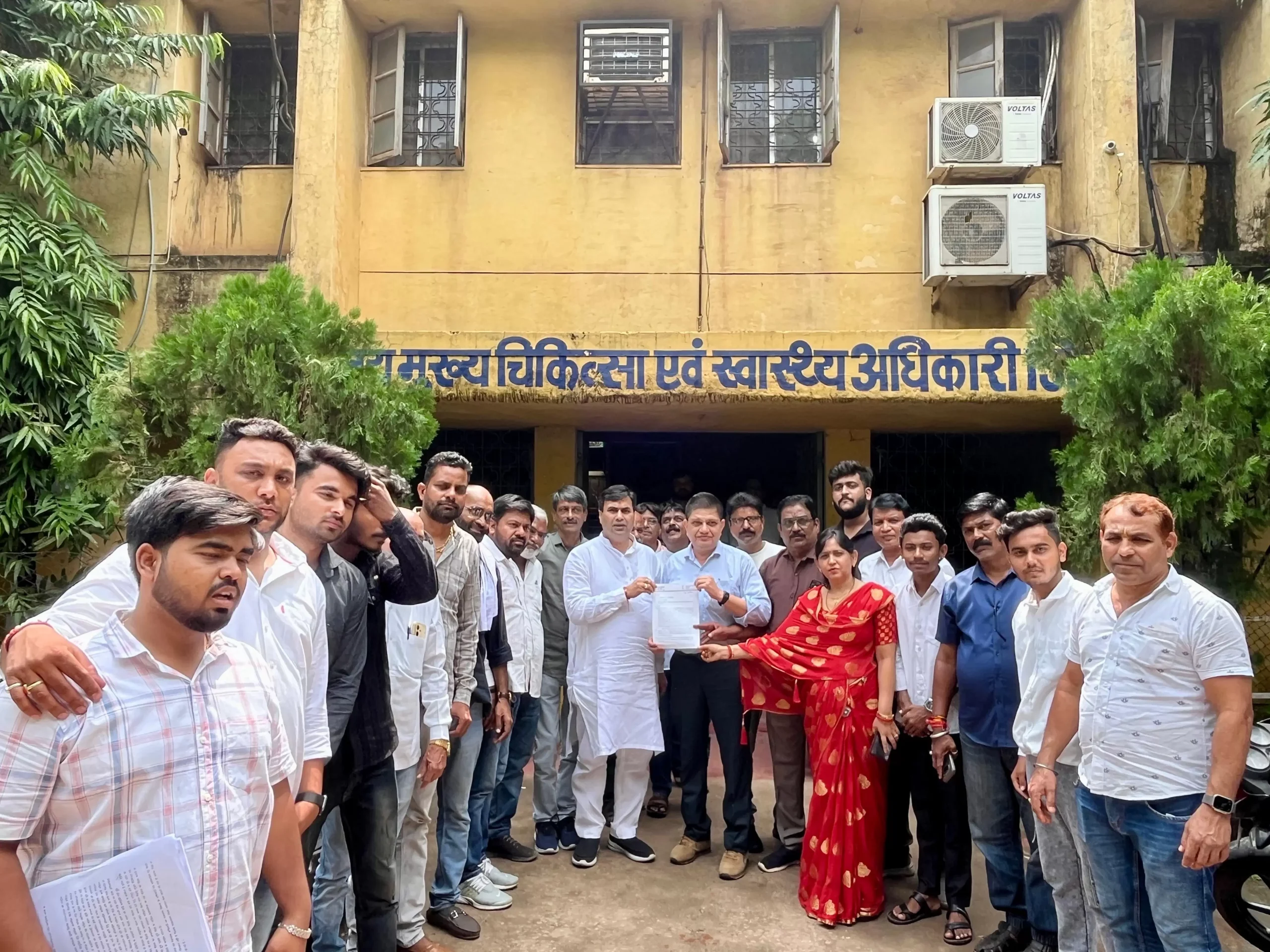 दुर्ग में स्वास्थ्य सेवाओं की बदहाली के खिलाफ कांग्रेस का प्रदर्शन, सीएमएचओ को सौंपा ज्ञापन, धीरज बाकलीवाल ने कहा – लापरवाही बर्दाश्त नहीं