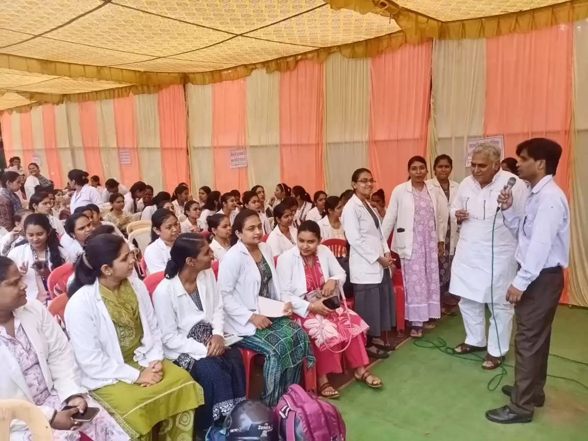 स्वास्थ्य कर्मियों की चुप्पी टूटी, भाजपा सरकार से सवाल : कब मिलेगा स्थायीत्व? दुर्ग में किया प्रतीकात्मक प्रदर्शन, अरुण वोरा ने दिया समर्थन