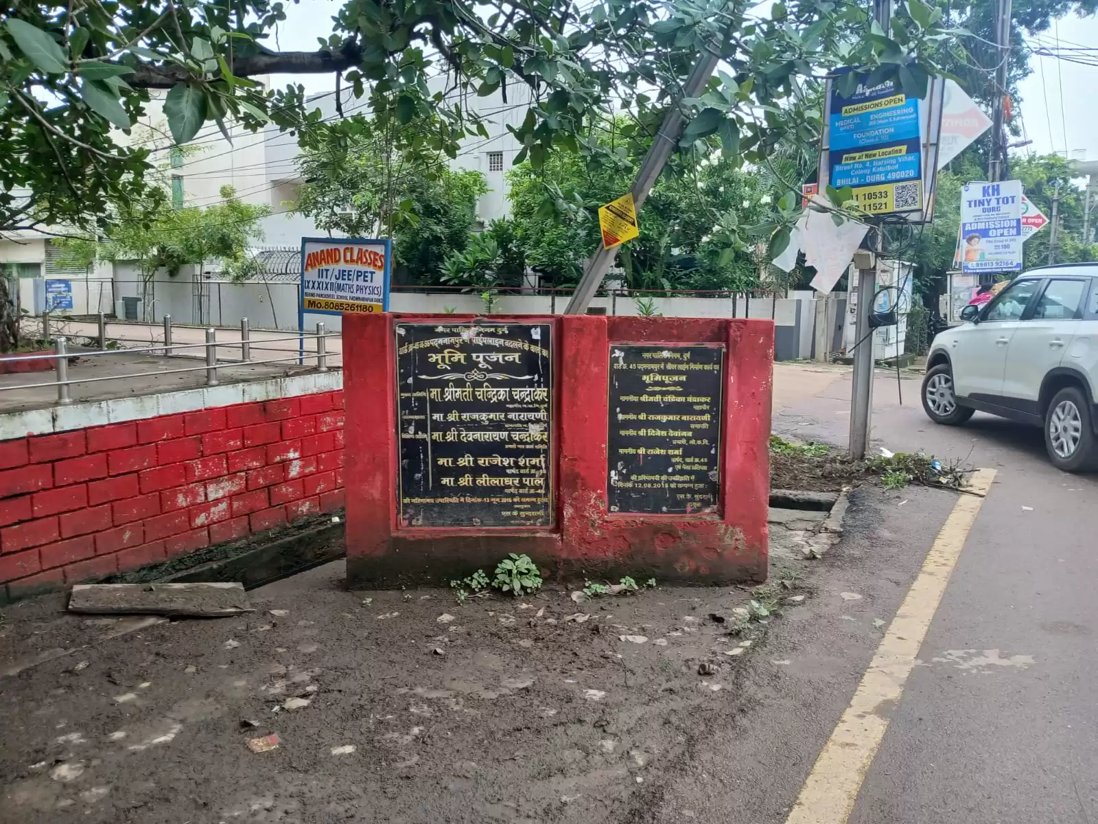 पद्मनाभपुर में शिलान्यास के पत्थर से दुर्घटना का खतरा विकास के नाम पर श्रेय लेने के हथकंडे से जनता परेशान