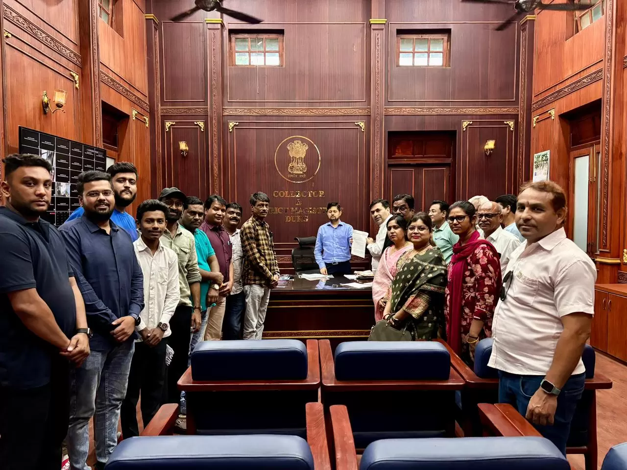 दुर्ग कलेक्ट्रेट पहुंचकर जिलाधीश महोदय से स्वास्थ्य विभाग में फैले अनिमियता और लापरवाही के खिलाफ ज्ञापन सौपा