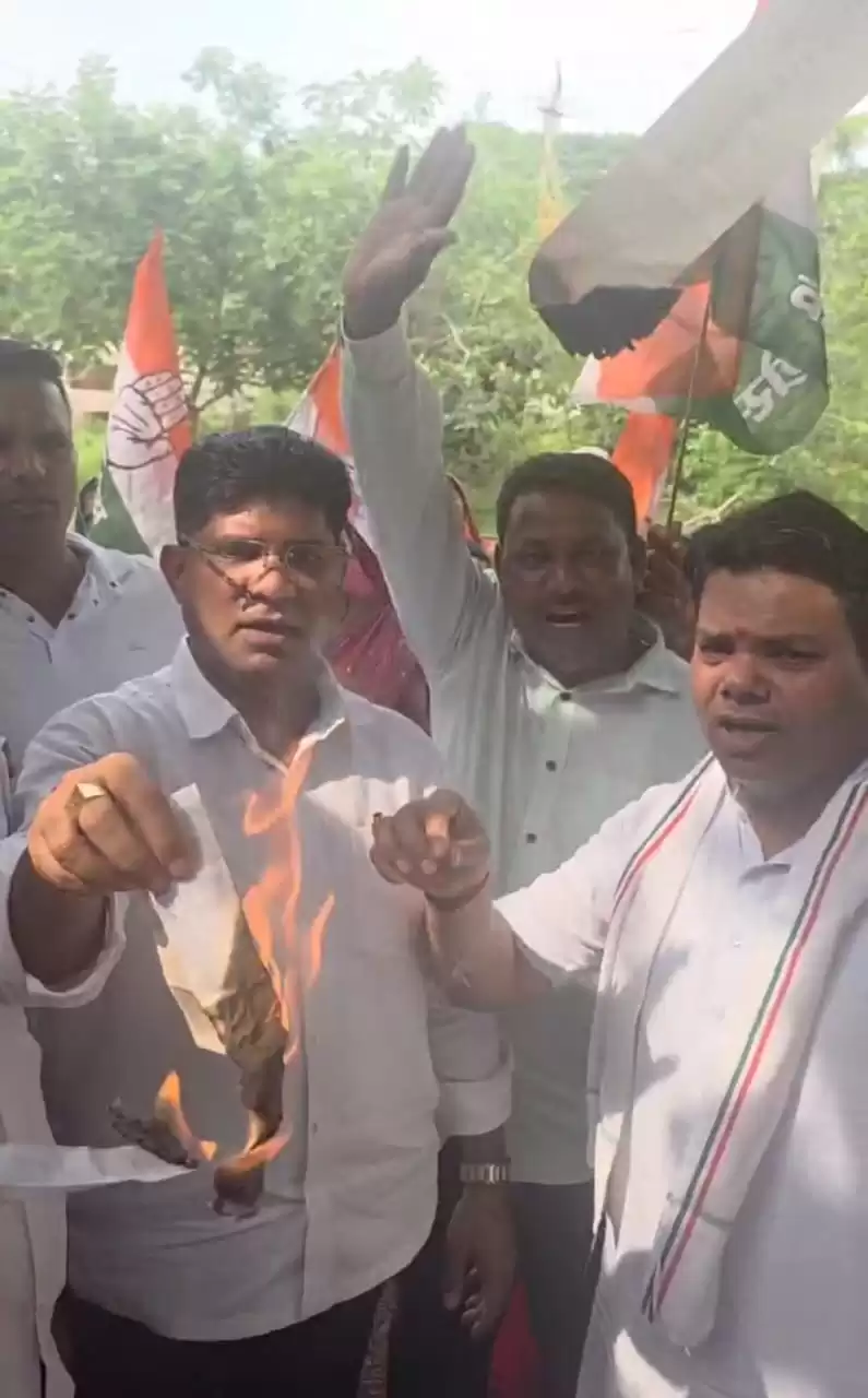 बिल में वृद्धि एवं अघोषित बिजली कटौती के विरोध में उतई बिजली कार्यालय का घेराव करने पहुंचे कांग्रेसी बैठे धरने पर, विरोध में जलाई बिजली बिल कि प्रतियां