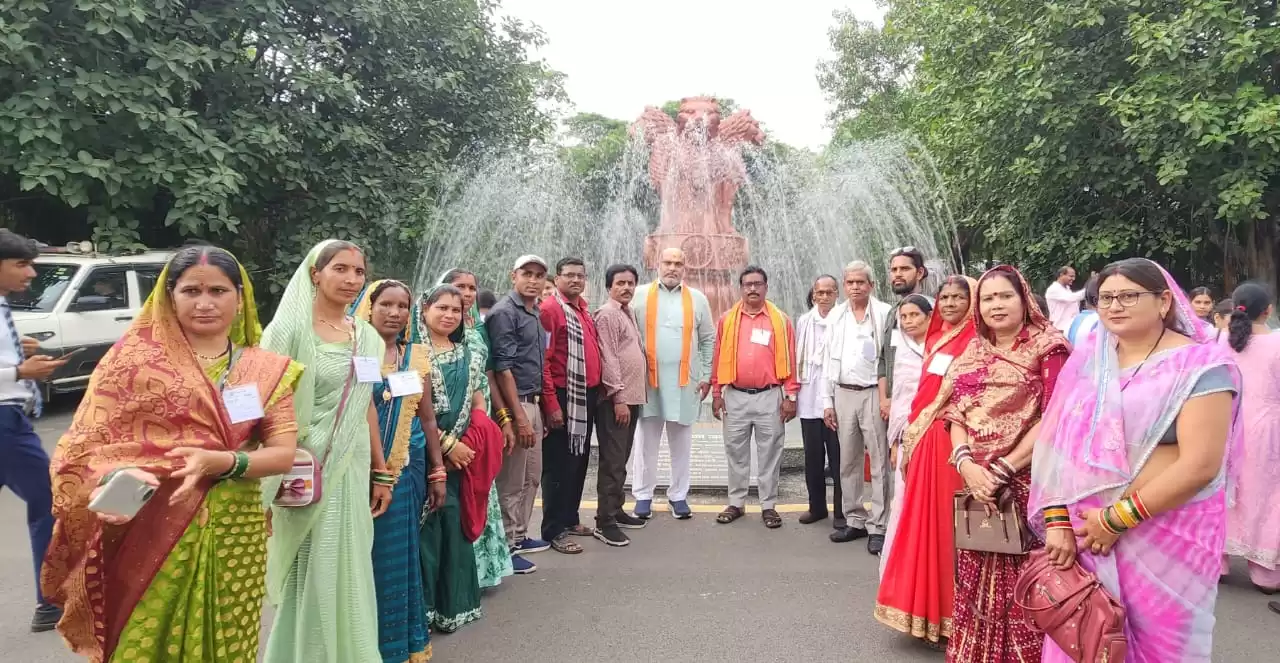 विधायक ललित चंद्राकर के साथ पंचायत प्रतिनिधियों ने विधानसभा परिसर भ्रमण कर सदन की कार्यवाही देखा