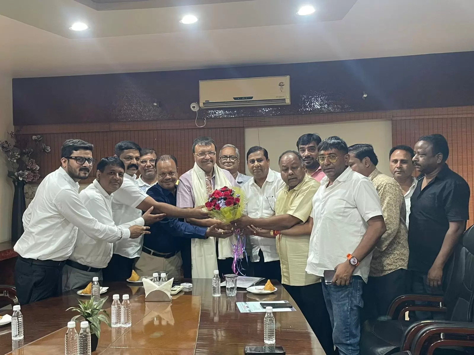 दुर्ग जिला चैंबर ऑफ कॉमर्स की नई टीम में ऊर्जावान सदस्यों को मिली जिम्मेदारी, प्रमुख सलाहकार संजय रुंगटा का चेम्बर में योगदान के लिए नई कार्यकारिणी ने किया सम्मान