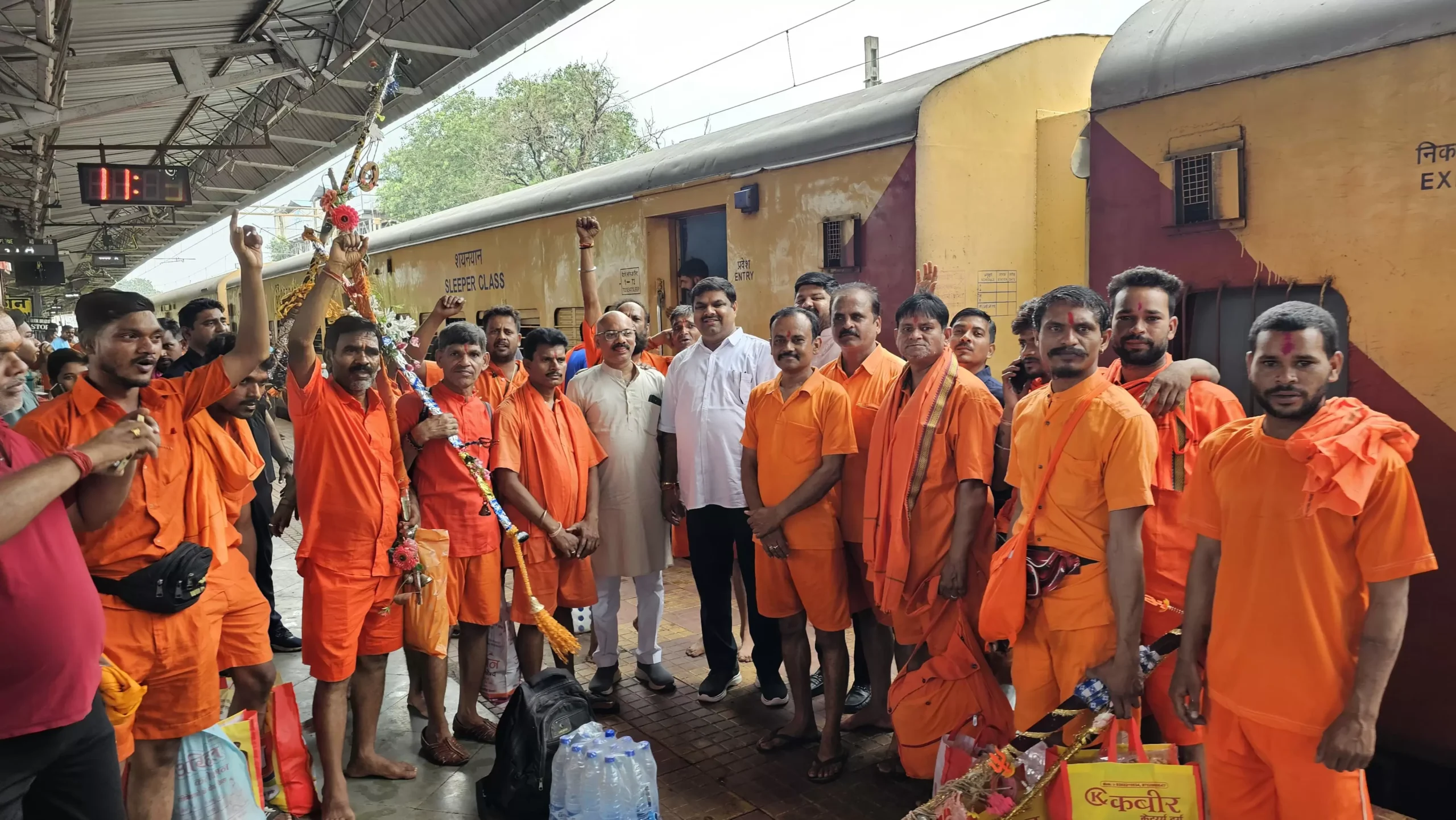 बोलबम के नारे से गूंजे स्टेशन परिसर पूर्व सभापति दिनेश देवांगन के नेतृत्व में सौ से अधिक कावड़ियो का जत्था हुआ बाबाधाम रवाना