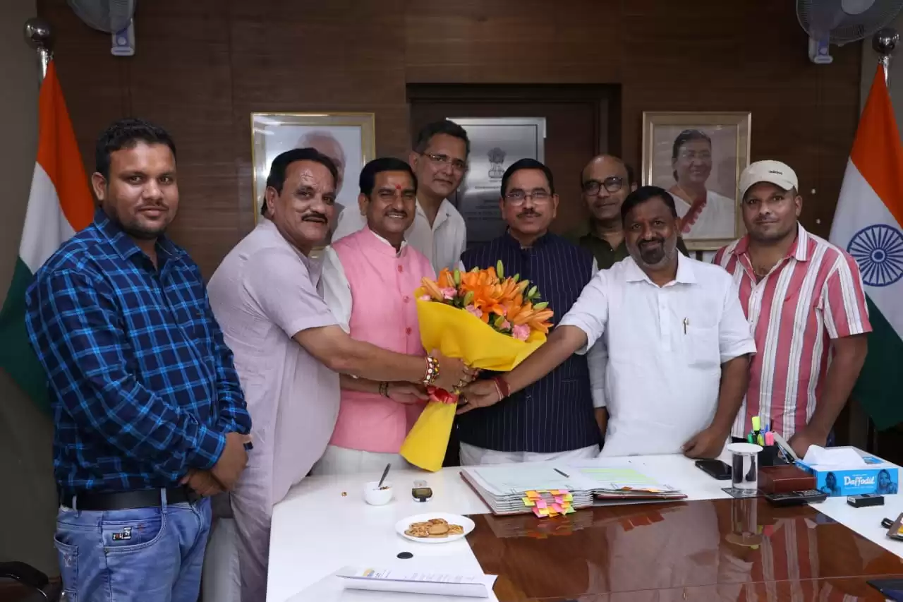 केंद्रीय खाद्य मंत्री जोशी से मिला प्रदेश राइस मिल एसो. का प्रतिनिधिमंडल, राइस मिलर्स के समस्याओं पर की सार्थक चर्चा