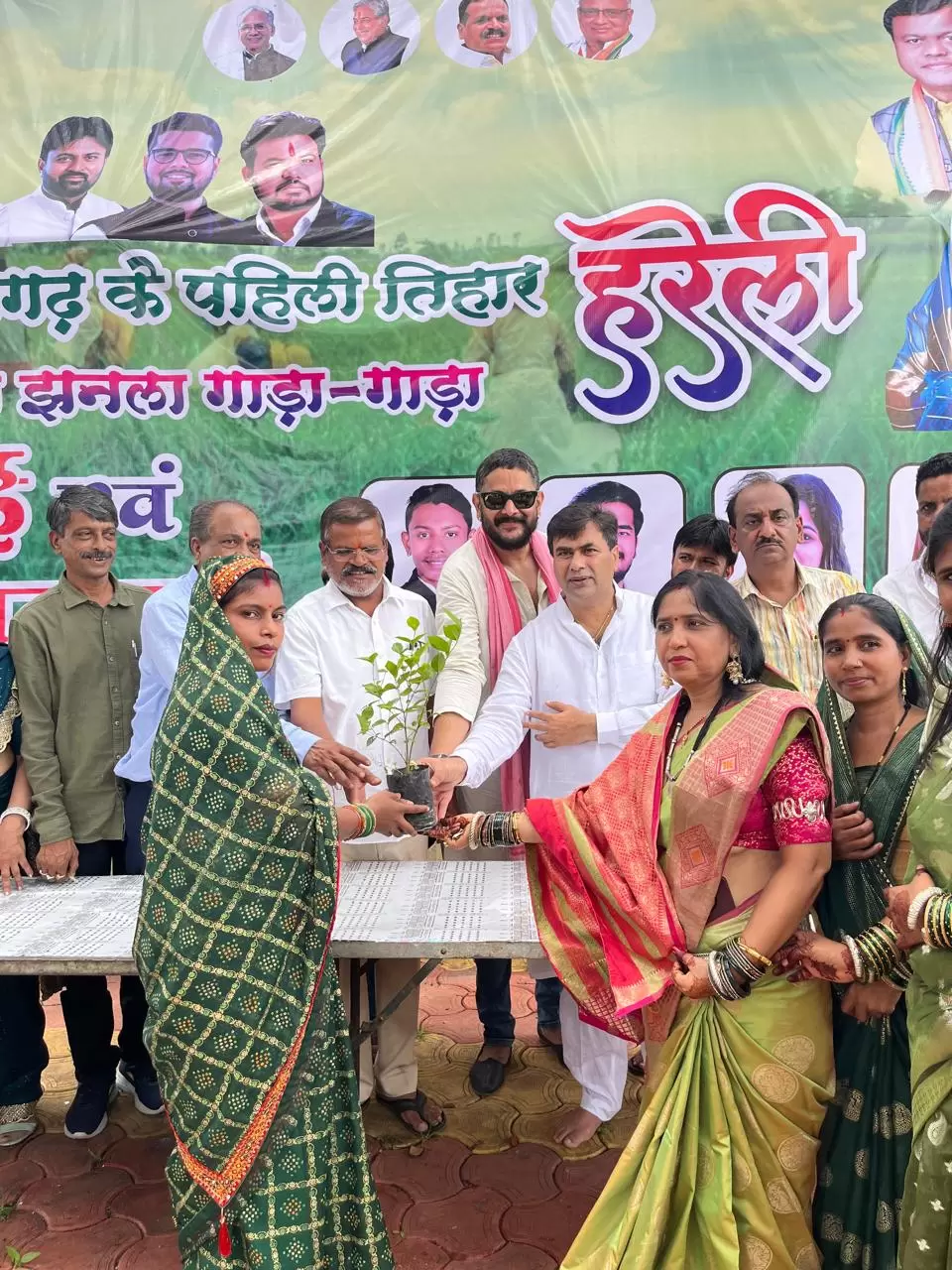 बोरसी में बिखरी छत्तीसगढ़ की संस्कृति की खुशबू ,पूर्व महापौर धीरज बाकलीवाल एवं प्रेमलता साहू के नेतृत्व में हरेली तिहार का भव्य आयोजन