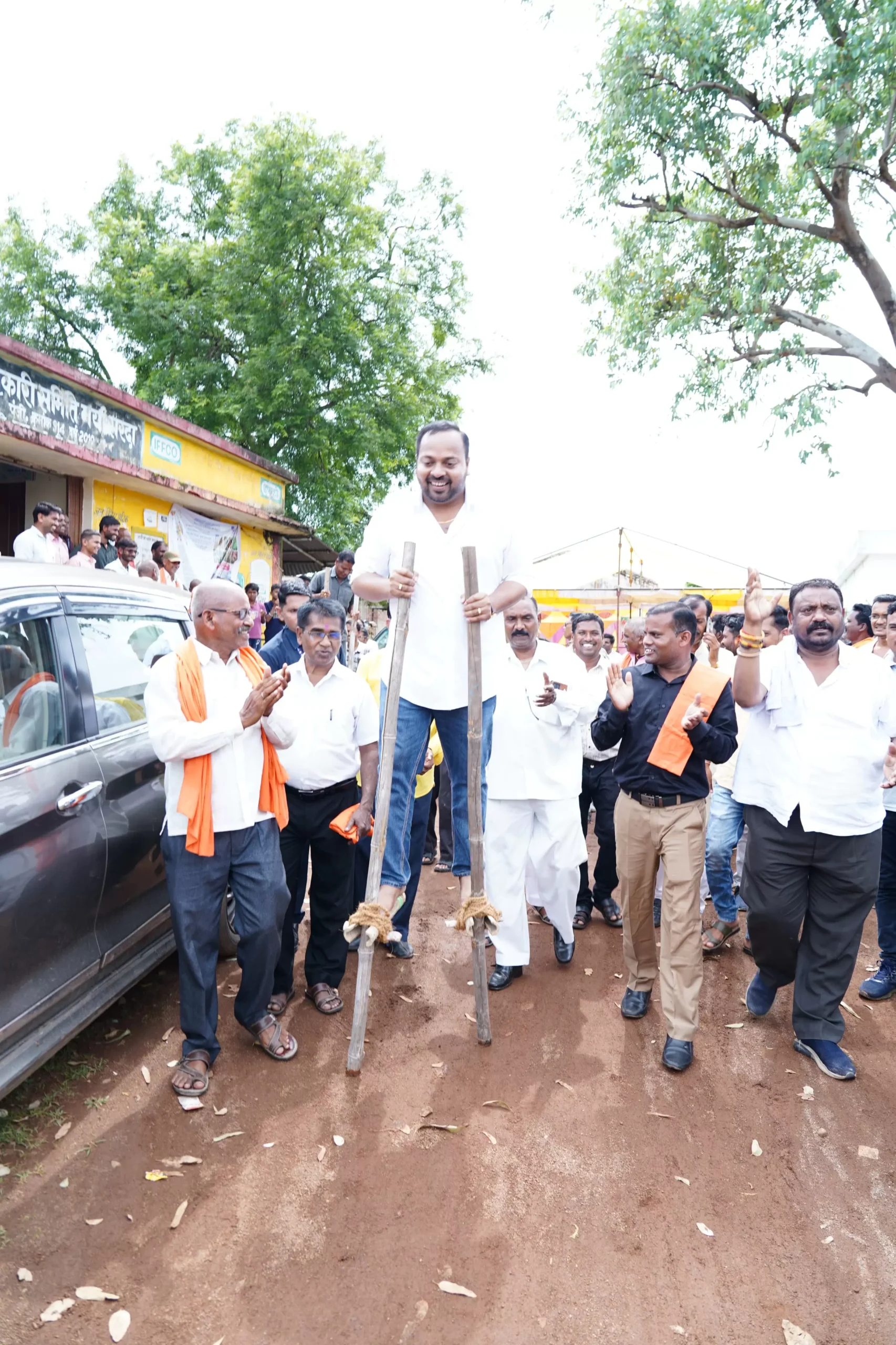 छत्तीसगढ़ी संस्कृति का जीवंत हरेली तिहार उत्सव सरदा में धूमधाम से मनाया, विधायक दीपेश साहू ने की भगवान बलराम की पूजा, गेड़ी चढ़कर बचपन की यादें कीं ताज़ा