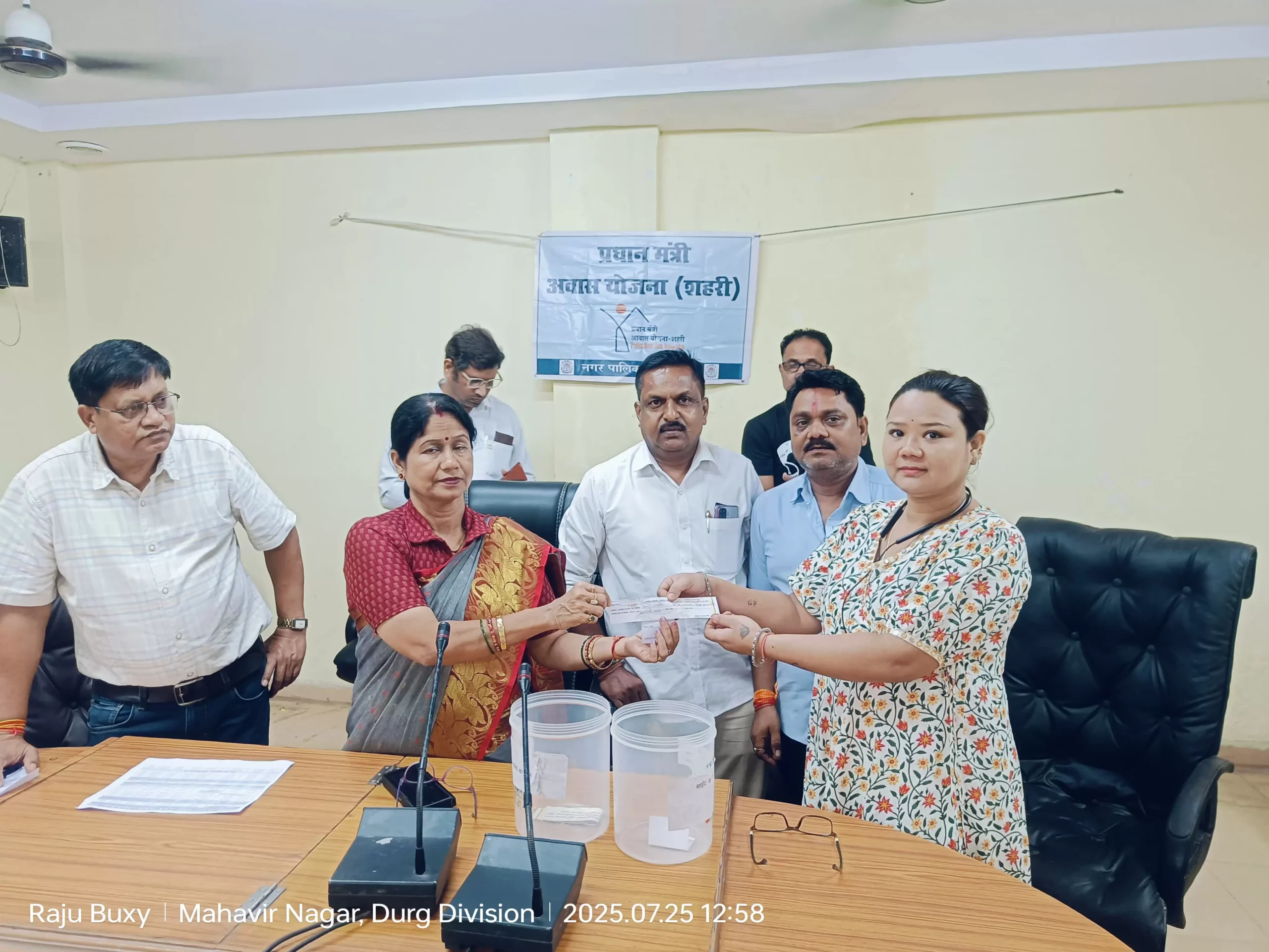 लाटरी निकालकर 15 हितग्राहियों को प्रदान किया गया पीएम आवास, महापौर बाघमार की पहल से लोगों के चेहरे खिले