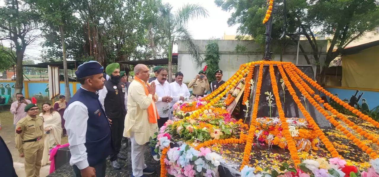 शहीद कौशल यादव की 26 वीं पुण्यतिथि पर दुर्ग ग्रामीण विधायक ललित चंद्राकर ने पुष्पांजलि अर्पित की