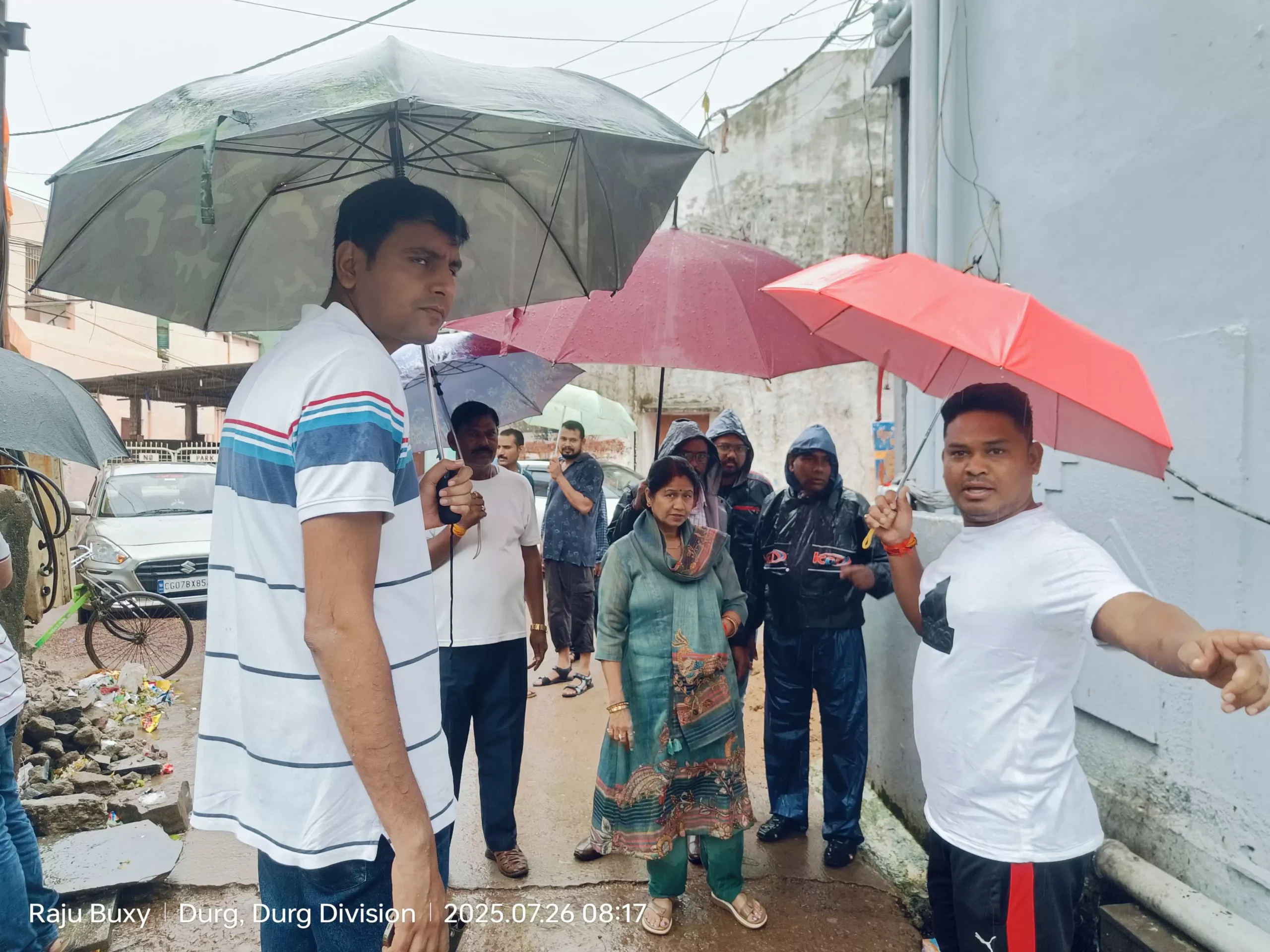 सावन की बारिश में मेयर बाघमार ने आयुक्त अग्रवाल के साथ आज़ाद वार्ड दौरा, सफाई और जल निकासी पर सख्त निर्देश