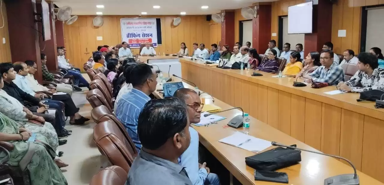 आबकारी आरक्षक परीक्षा 2025: कलेक्टर रणबीर शर्मा ने समीक्षा बैठक में दिए कड़े निर्देश