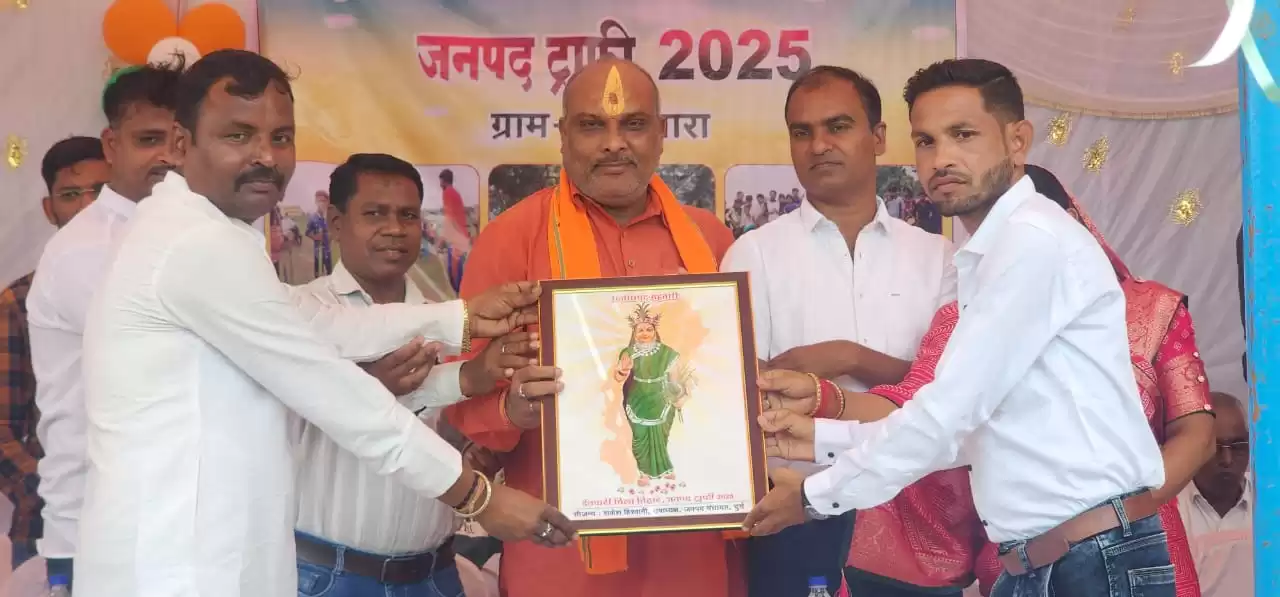 ग्राम पाउवारा में इतवारी चीला तिहार जनपद ट्रॉफी 2025 कार्यक्रम में शामिल हुए विधायक ललित चंद्राकर