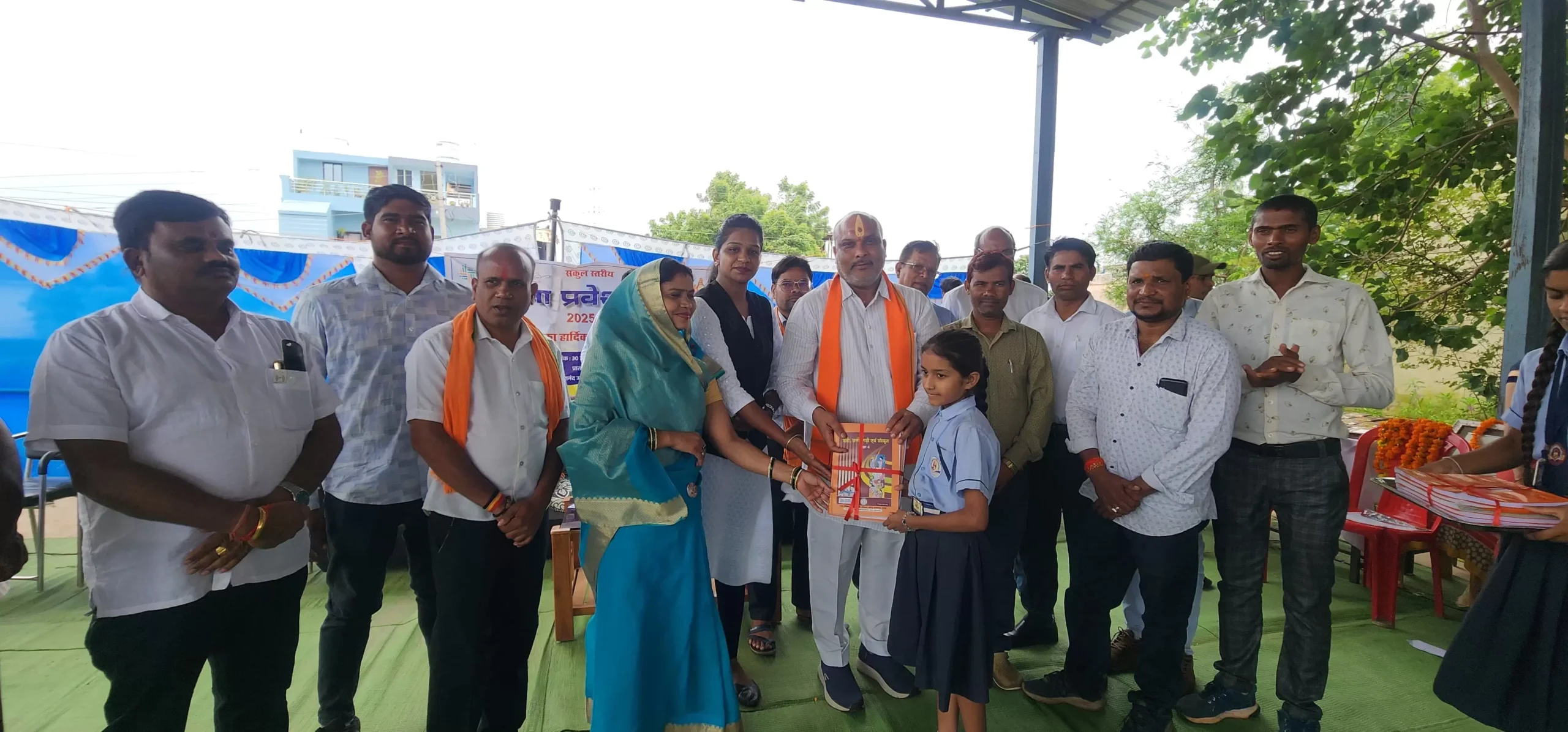 पाठ्यपुस्तक वितरण एवं प्रतिभा सम्मान समारोह में सम्मिलित हुए दुर्ग ग्रामीण विधायक ललित चंद्राकर