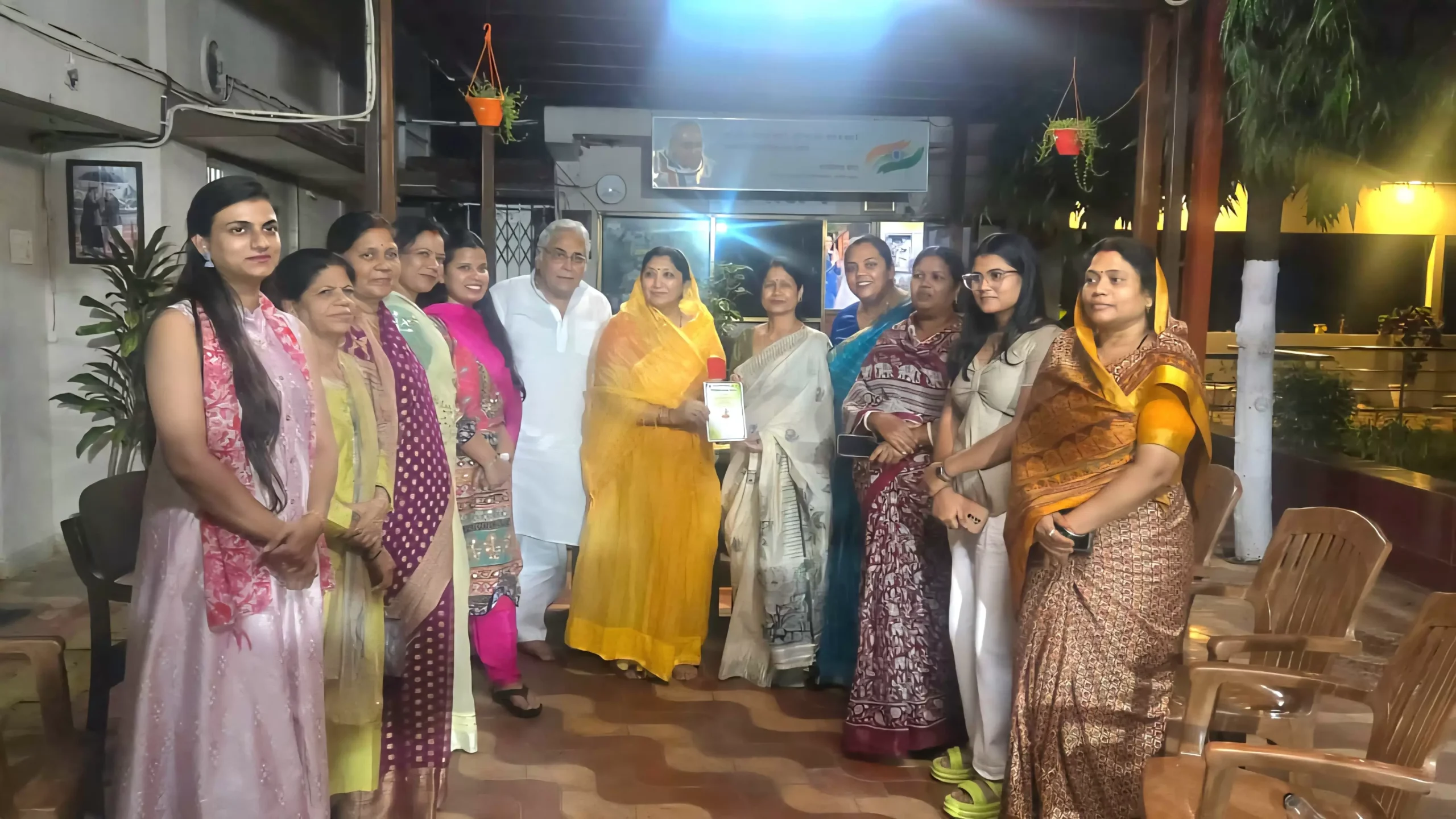 महापौर अल्का बघमार पहुँचीं वोरा निवास, मंजु वोरा को सौंपा ‘रिमझिम सावन 2025 का निमंत्रण