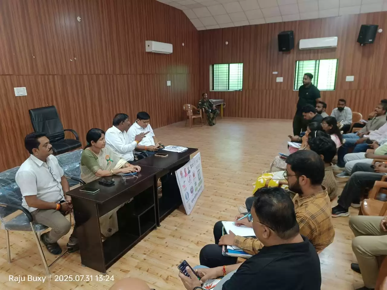 महापौर का सख्त रुख:बिना अनुमति निर्माण पर रोक, डेयरियों पर जुर्माना, अधिकारियों को 15 दिन में रिपोर्ट देने का निर्देश