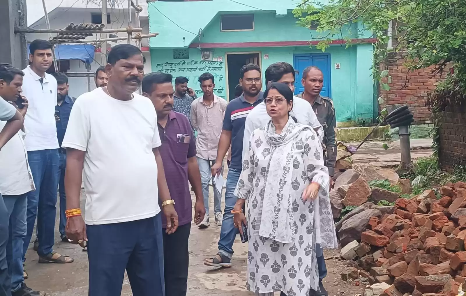 पटरी पार क्षेत्र में सफाई व्यवस्था पर महापौर व आयुक्त का औचक निरीक्षण, कहा-जनता की परेशानी बर्दाश्त नहीं