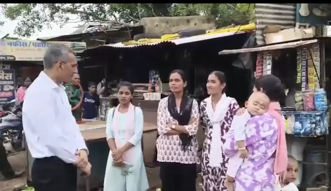 बस स्टैंड का निरीक्षण कर यात्रियों से मिले कलेक्टर रणबीर शर्मा