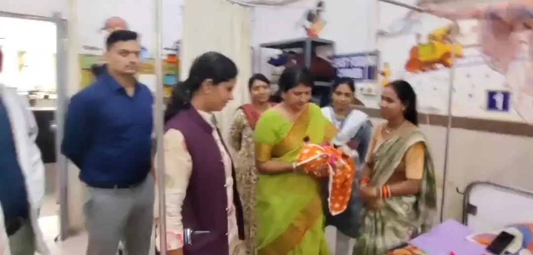 छत्तीसगढ़ राज्य बाल अधिकार संरक्षण आयोग अध्यक्ष डॉ. वर्णिका शर्मा पहुंची जिला चिकित्सालय, बच्चों और माताओं को मिलने वाली स्वास्थ्य सेवाओं की ली जानकारी, व्यवस्थाओं पर जताई संतुष्टि