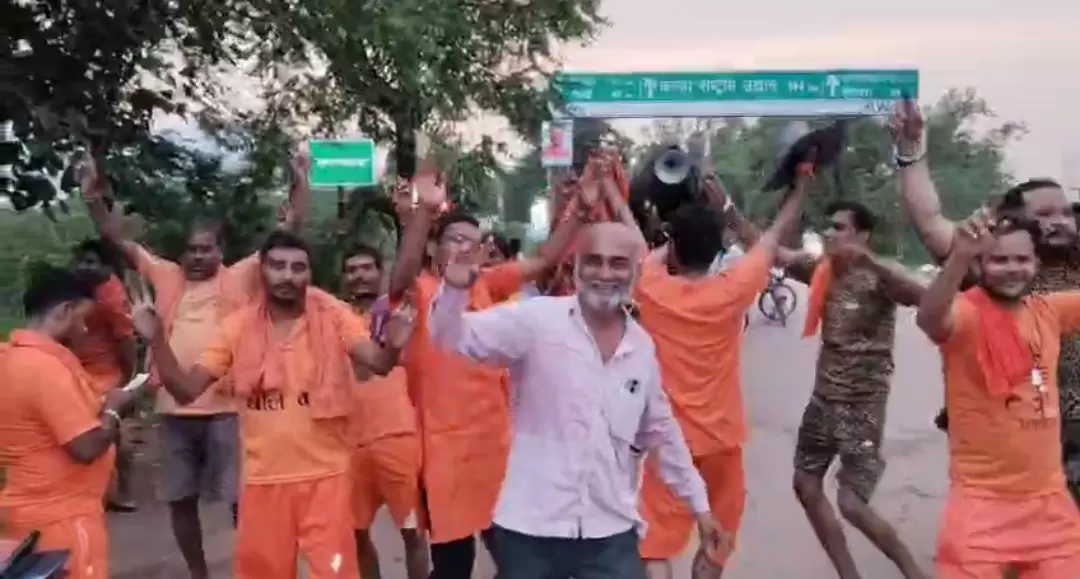 साइकिल में तिरंगा लहराते शिव भक्त चल पड़े बाबा के दरबार, सावन के पवित्र महीने में करेंगे जलाभिषेक