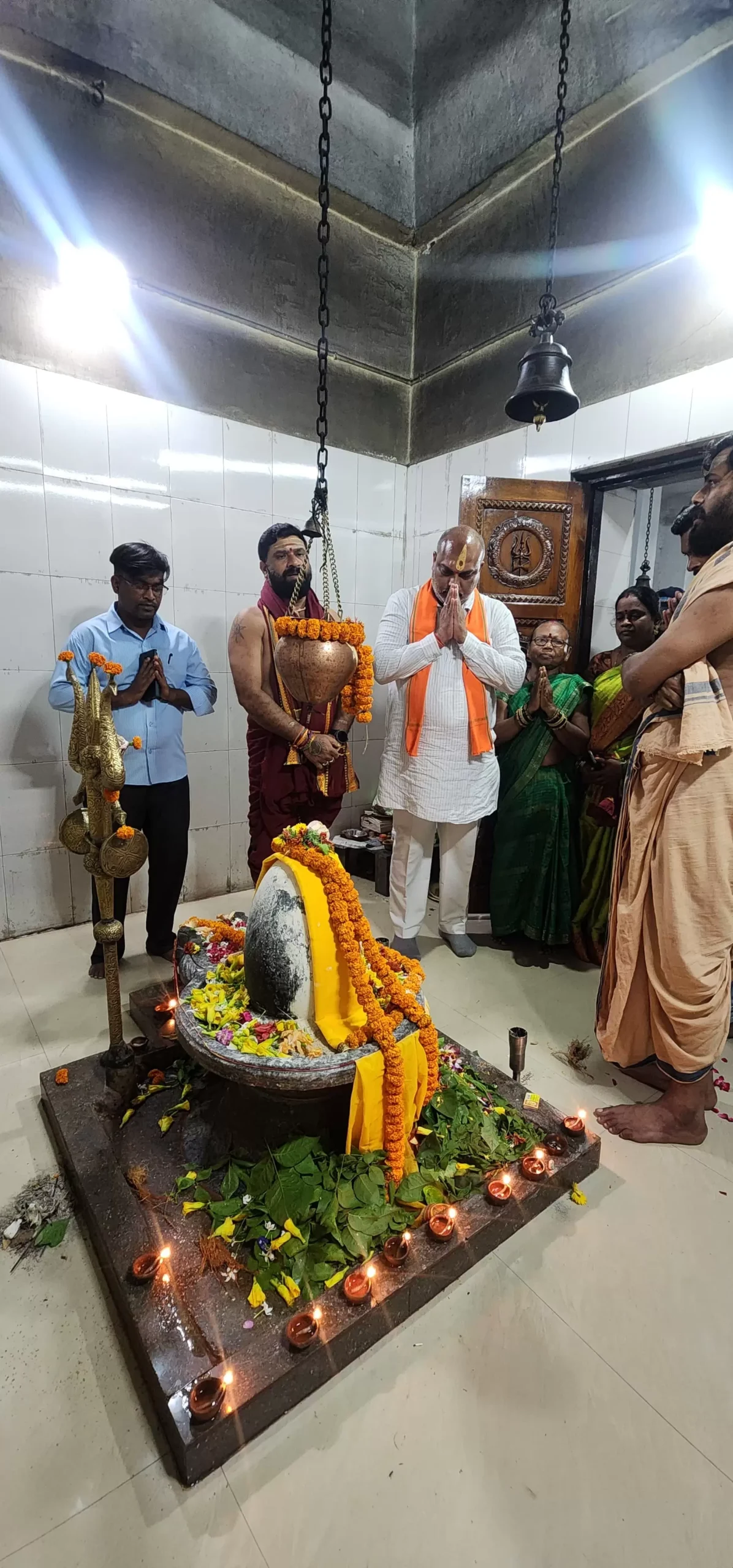 दुर्ग ग्रामीण विधायक ललित चंद्राकर ने भोलेनाथ जी का जलाभिषेक कर क्षेत्रवासियों की मंगल कामना किया