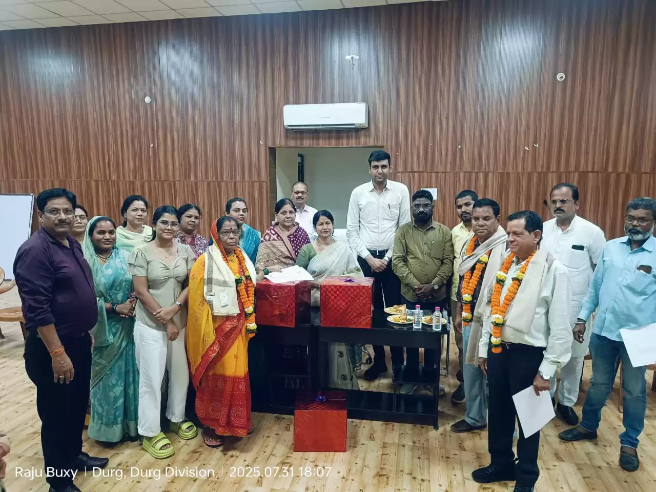 नगर निगम में सेवानिवृत्त कर्मचारियों का विदाई समारोह, मेयर व कमिश्नर ने रिटायर्ड अधिकारी, कर्मचारियों का किया सम्मान