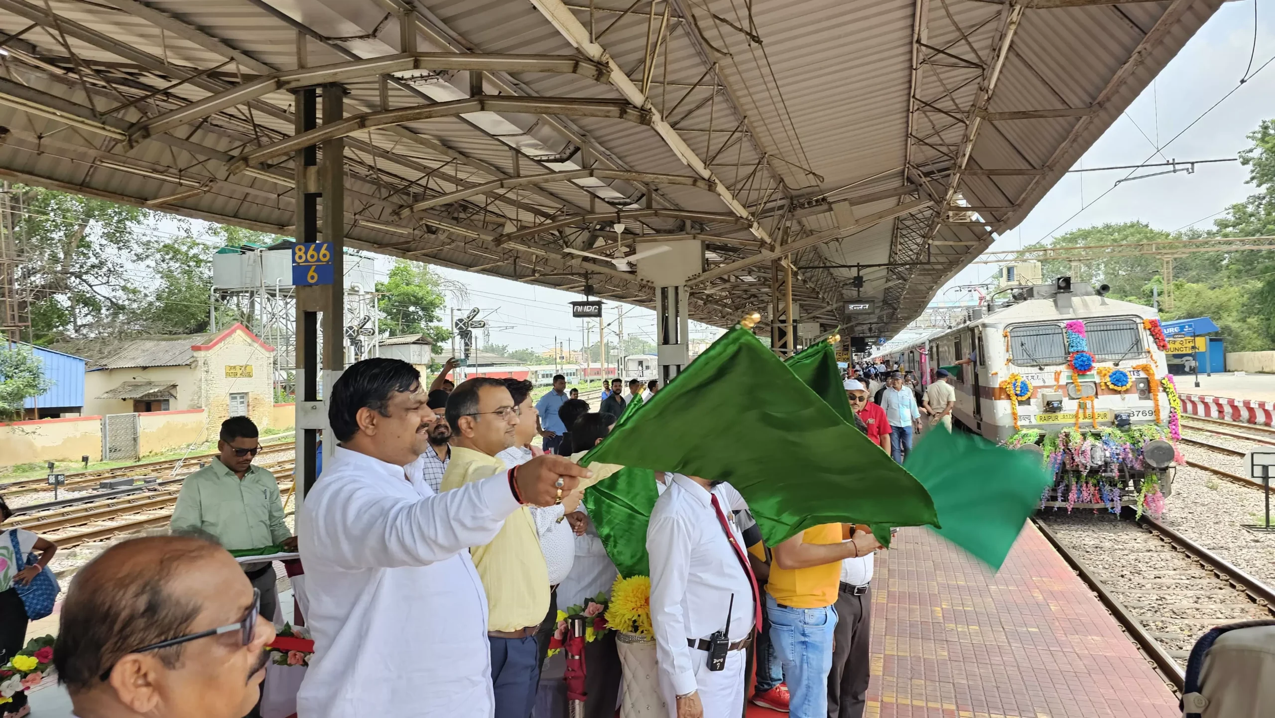 रायपुर-जबलपुर नई ट्रेन को विधायक गजेन्द्र यादव ने दुर्ग स्टेशन से दिखाई गई हरी झंडी