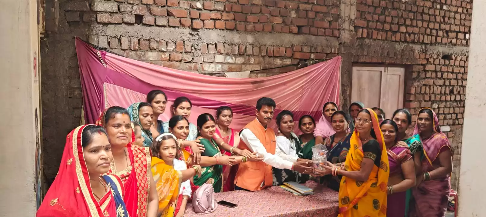 बचत योजना के तहत थोड़ी थोड़ी रकम जमा कर एकमुश्त राशि प्राप्त करने वाली निर्माणी समूह की महिलाओ को पूर्व सभापति दिनेश देवांगन ने किया टिफिन वितरण कर किया सम्मान