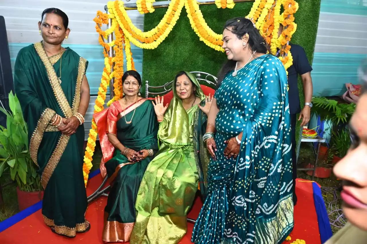 रिमझिम सावन मेला के समापन में सीएम की धर्मपत्नी कौशल्या देवी साय एवं श्रीमती रजनी बघेल हुई शामिल, झूले का लिया आनंद,सफलता के लिए महापौर अलका बाघमार सहित निगम की सराहना