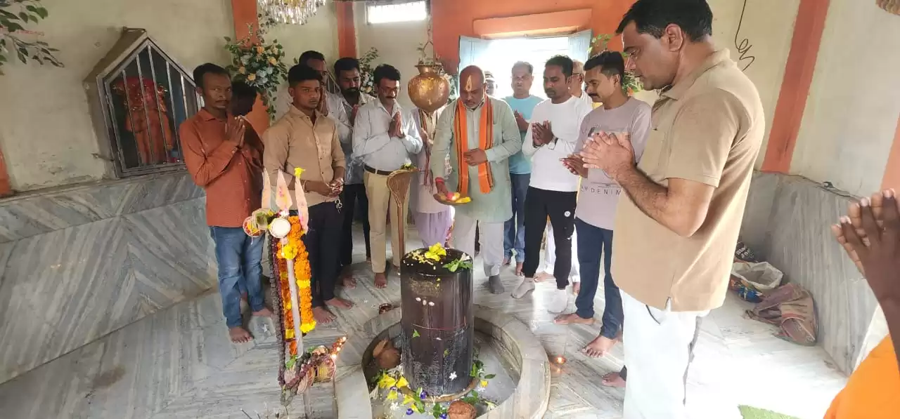 दुर्ग ग्रामीण विधायक ललित चंद्राकर ने भोलेनाथ जी का जलाभिषेक कर क्षेत्रवासियों की मंगल कामना किया