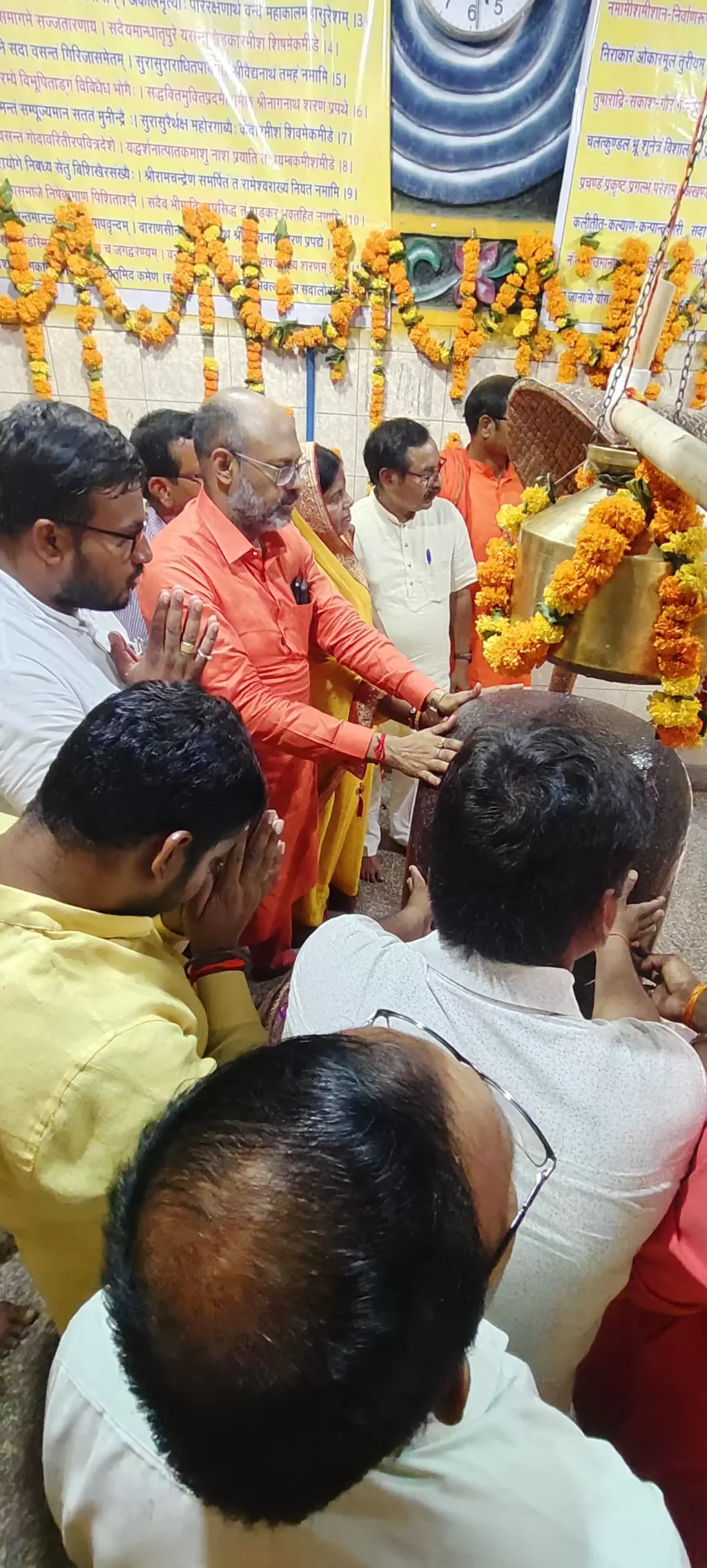 श्रावण मास के चतुर्थ सोमवार को स्वयंभू शिवजी मंदिर कौहि में भगवान शिव का जलाभिषेक करने हजारों की संख्या में पहुंचे शिवभक्त