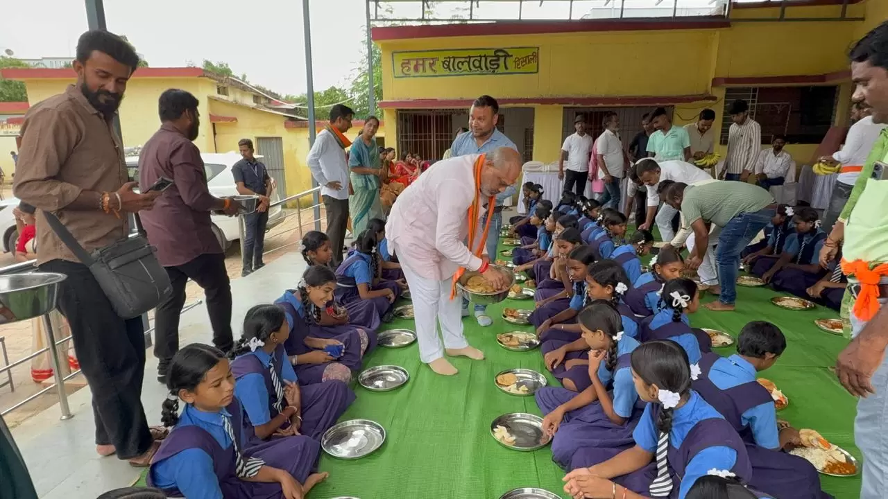 रिसाली में आयोजित नेवता भोज कार्यक्रम में सम्मिलित हुए दुर्ग ग्रामीण विधायक ललित चंद्राकर