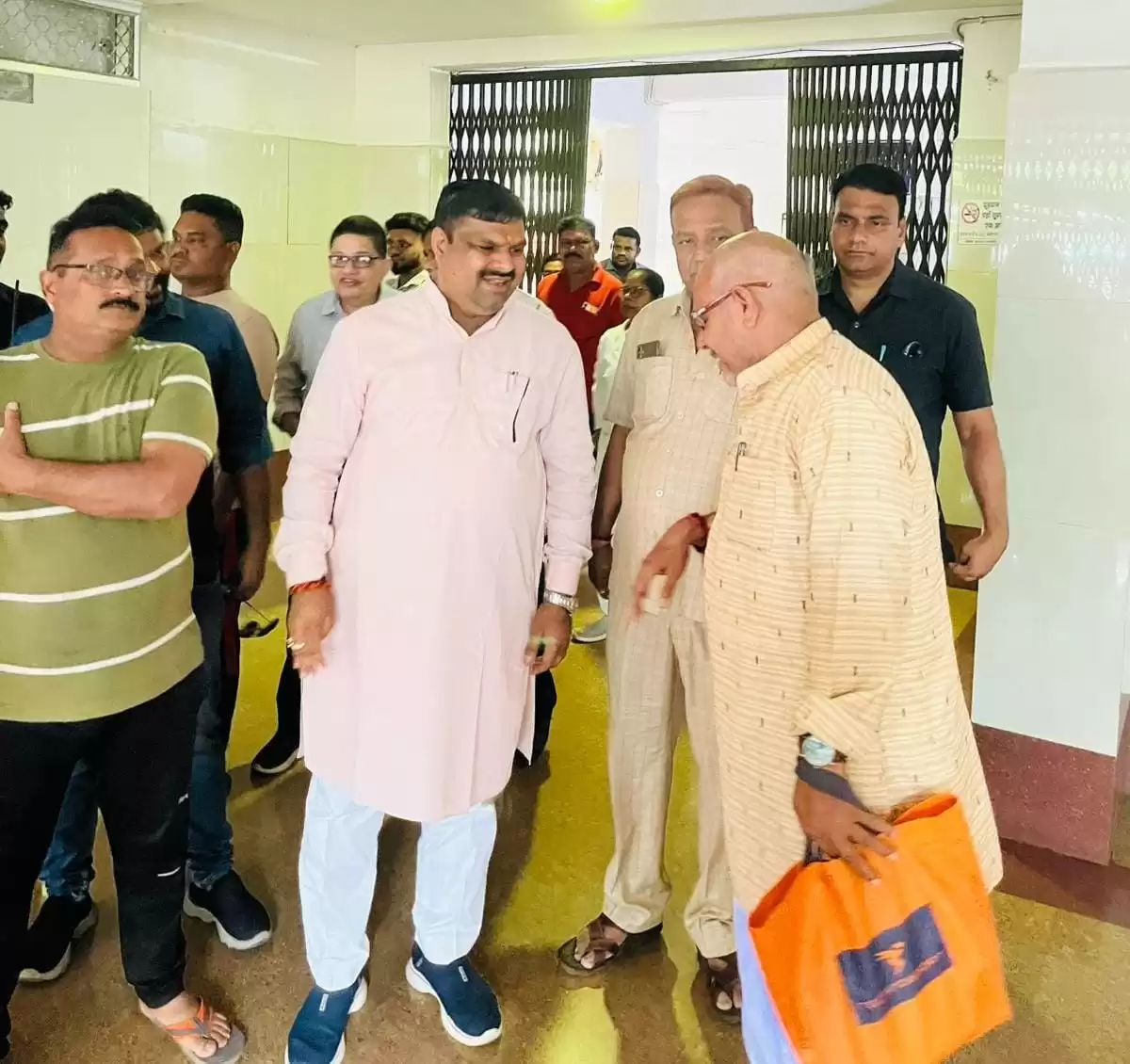 विधायक गजेन्द्र यादव ने किया जिला अस्पताल का निरीक्षण, मरीजों से संवाद कर चिकित्सा सेवाओं की गुणवत्ता का लिया जायजा