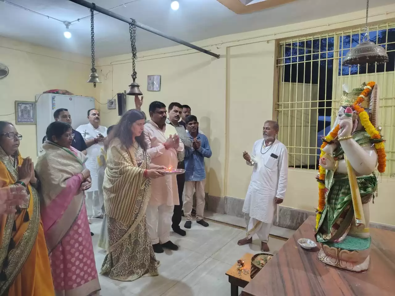 सरोज पांडे ने की भगवान शिव की उपासना, किया अभिषेक, विधायक गजेंद्र हुए शामिल